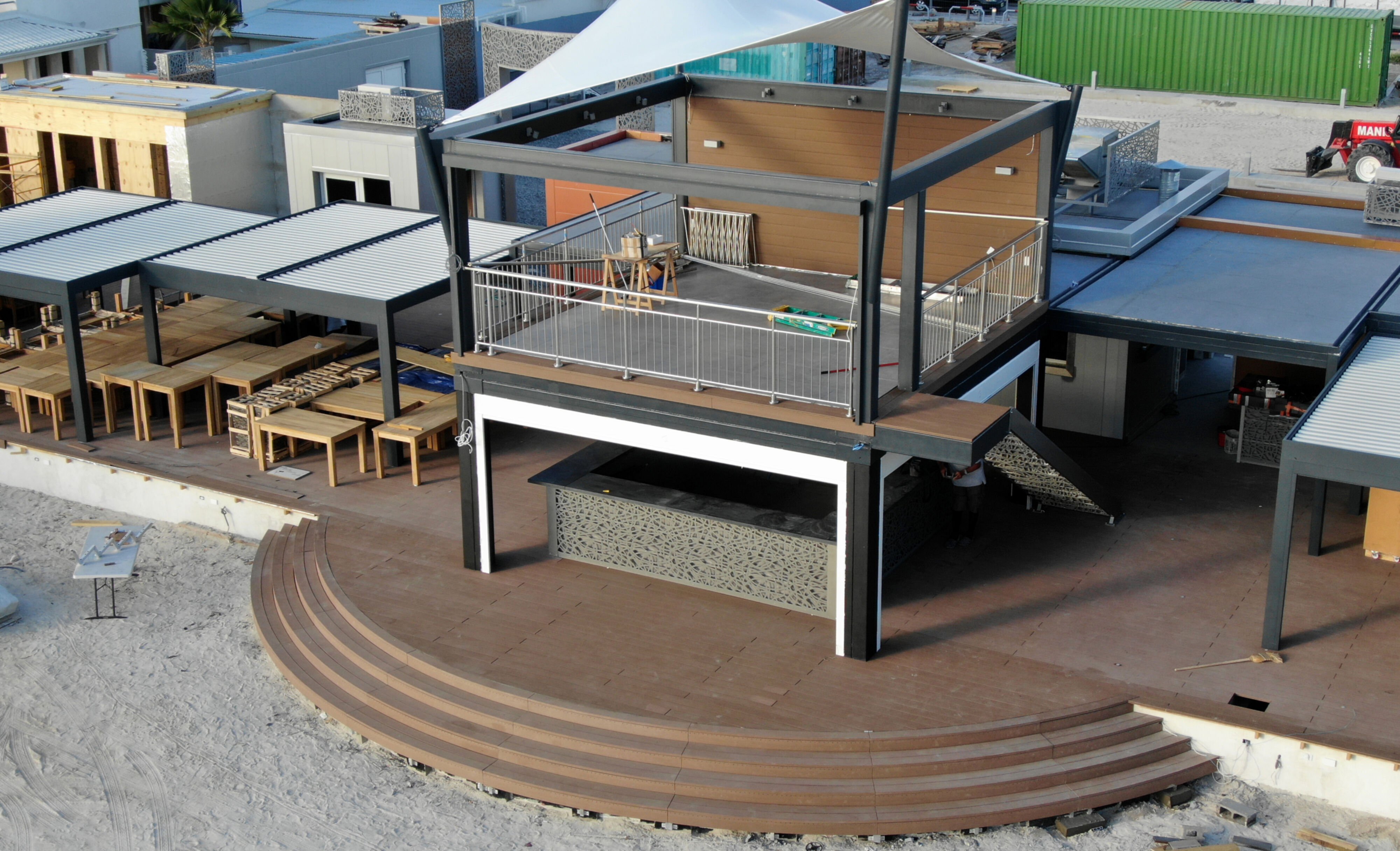 Einrichtungen_Terrasse Gewerbliche Nutzung_Am Wasser entlang