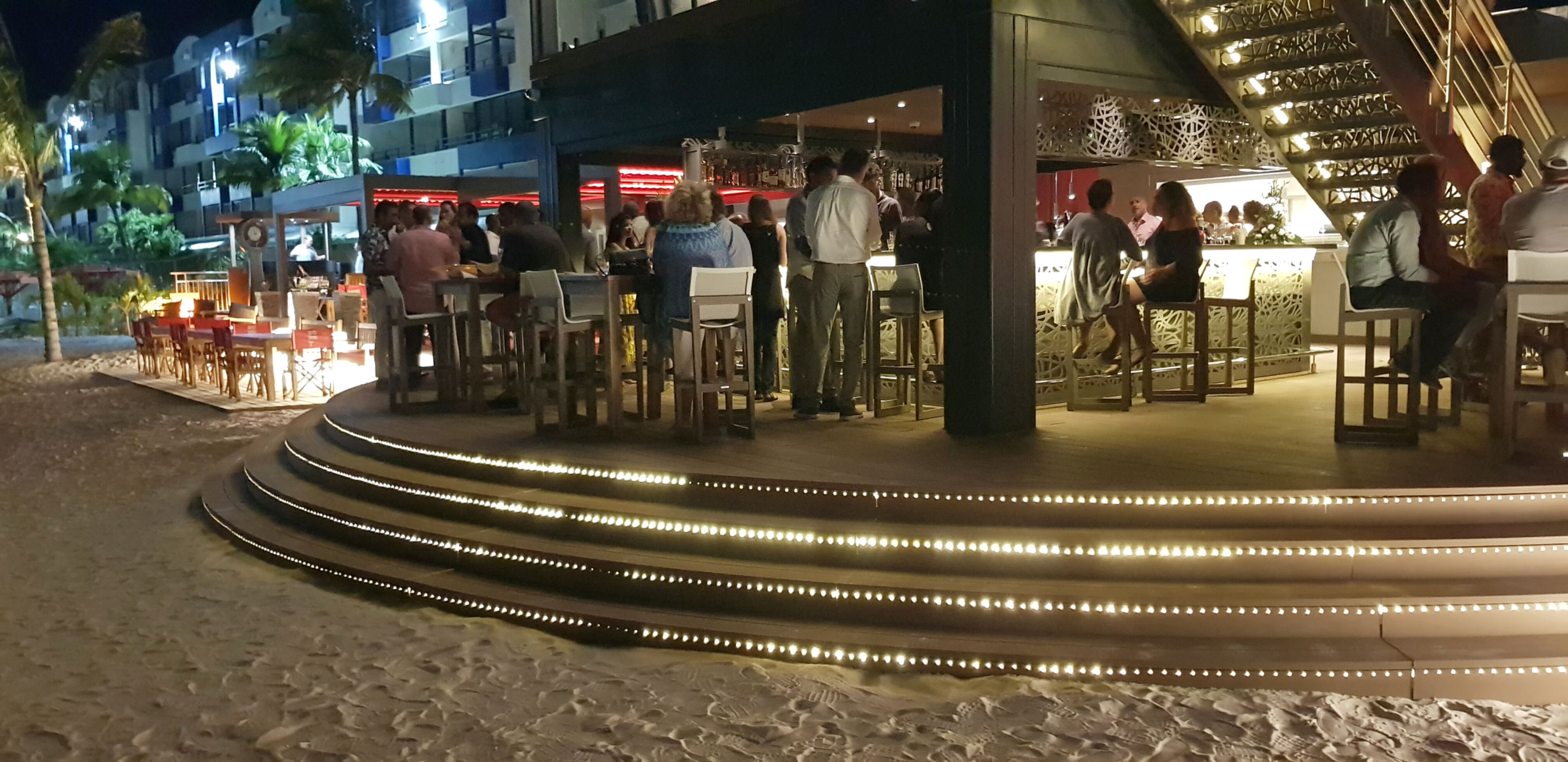 Einrichtungen_Terrasse Gewerbliche Nutzung_Am Wasser entlang