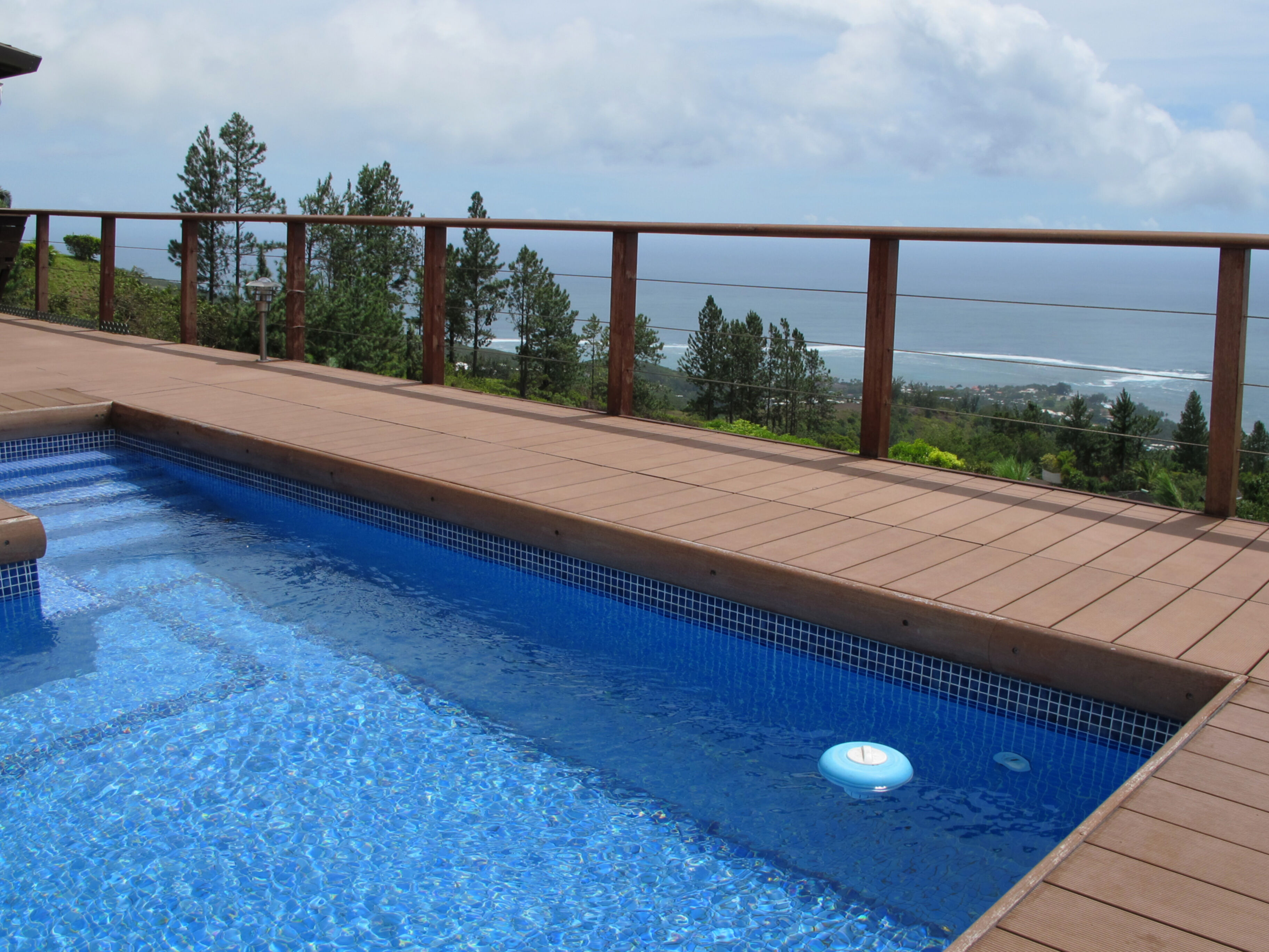 Einrichtungen_Schwimmbad deck_Am Wasser entlang