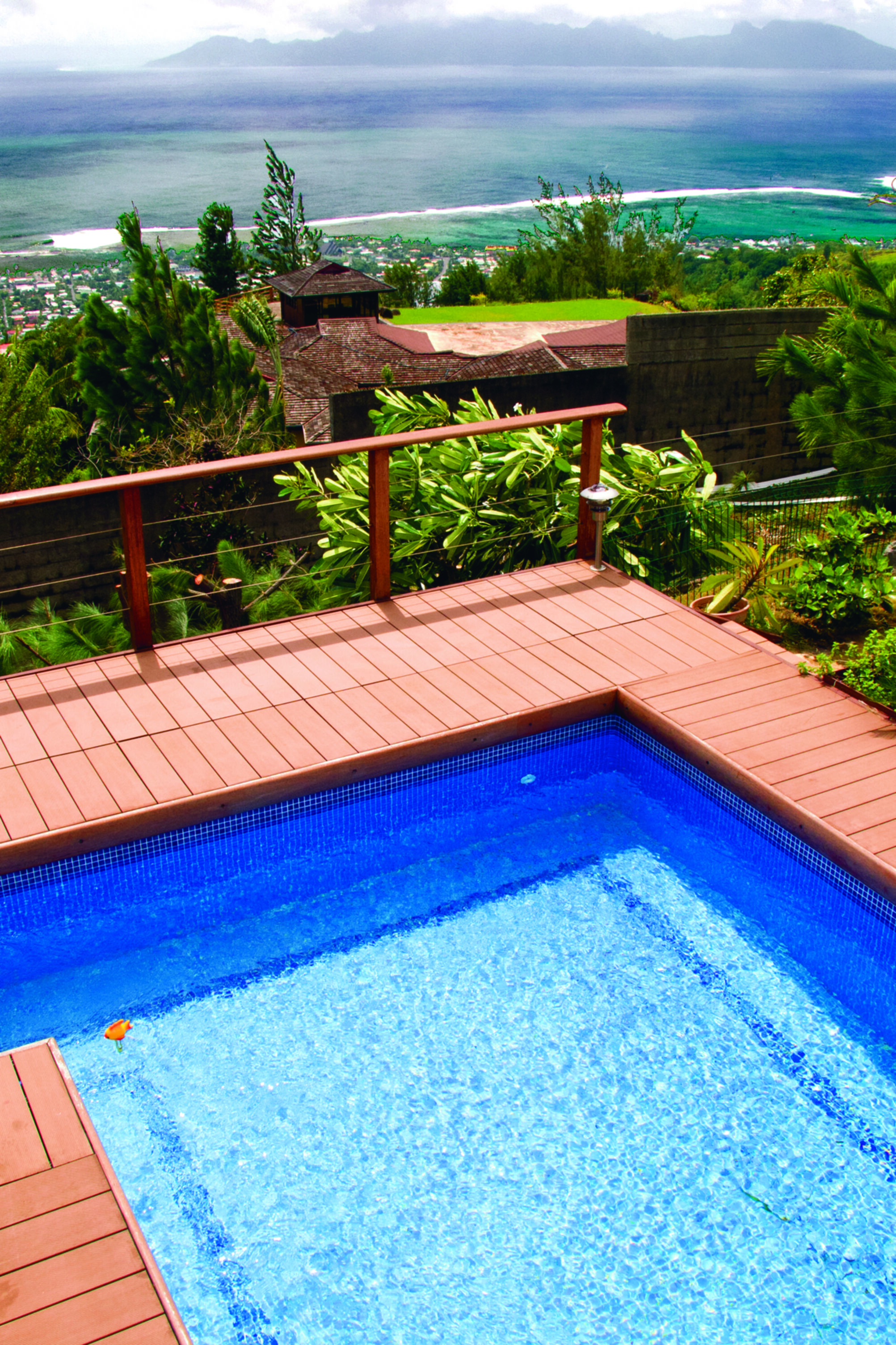 Einrichtungen_Schwimmbad deck_Am Wasser entlang