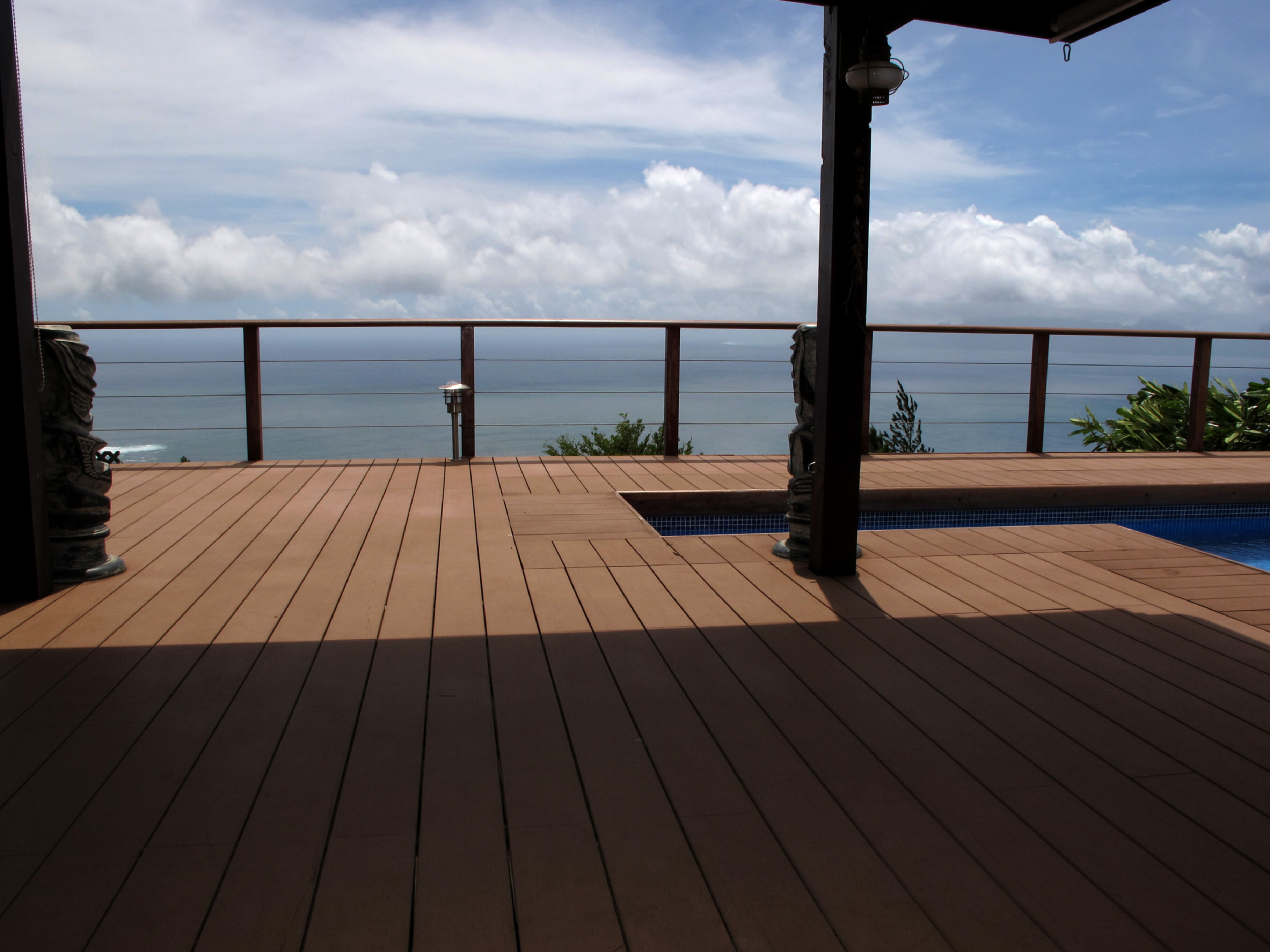 Einrichtungen_Schwimmbad deck_Am Wasser entlang