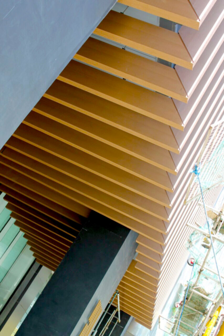 Verwaltungsgebäude_Vertical Sonnenschutz, jalousien_Vorzeigeprojekte - Hybrid holz