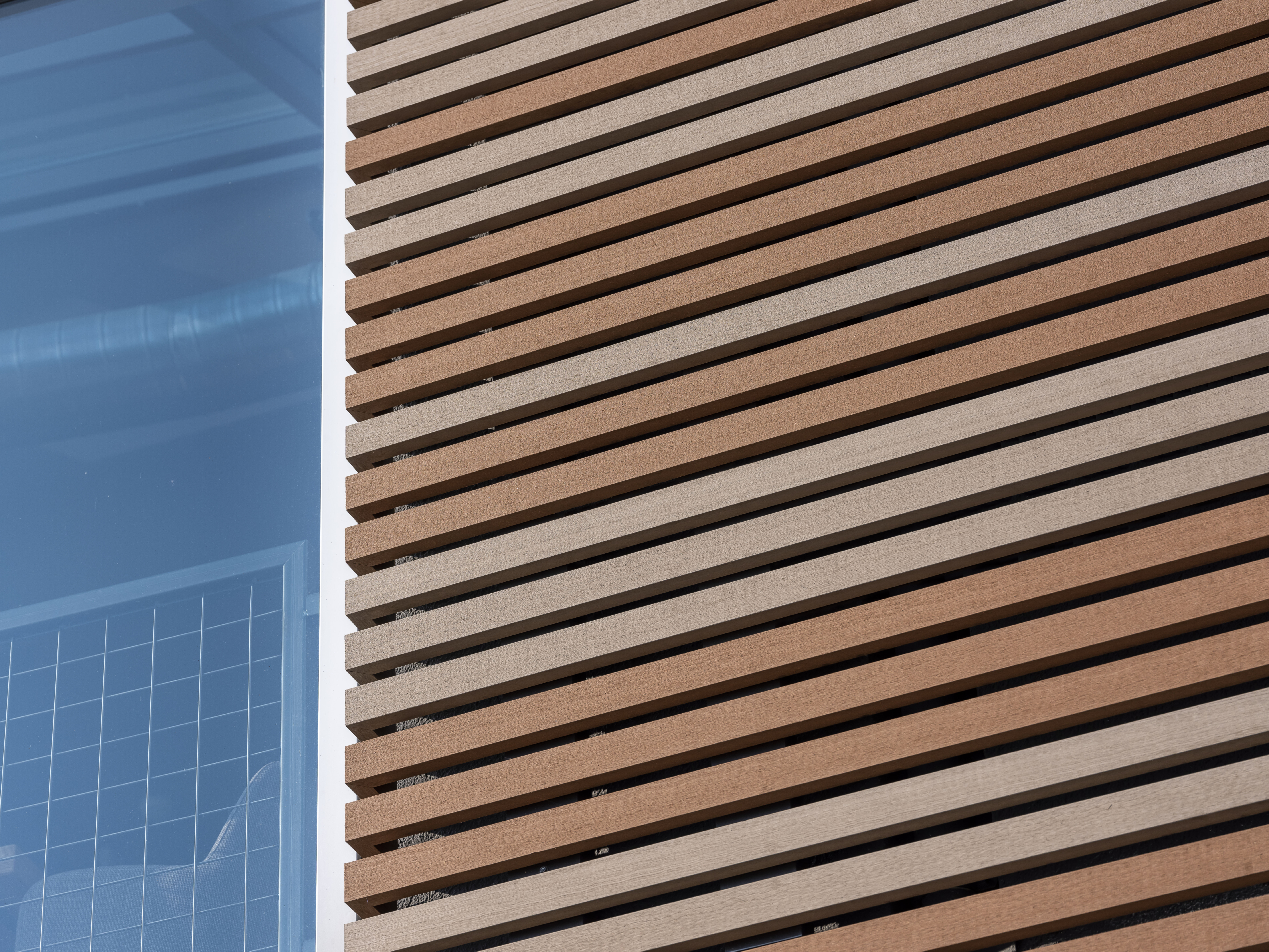 Kaufmännische Gebäude_Offene Fassadenverkleidung - verti._Einkaufszentrum