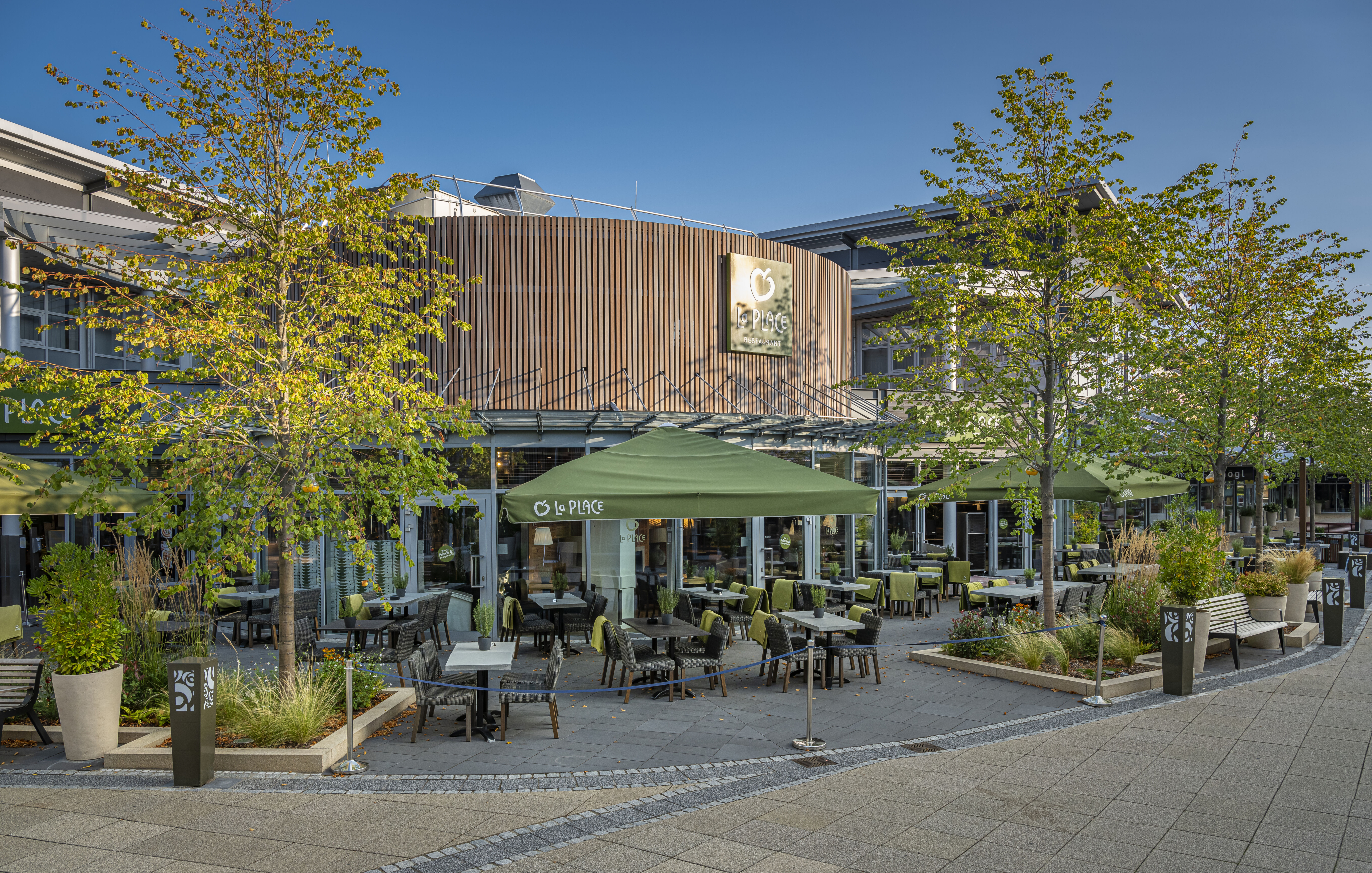 Kaufmännische Gebäude_Offene Fassadenverkleidung - verti._Einkaufszentrum