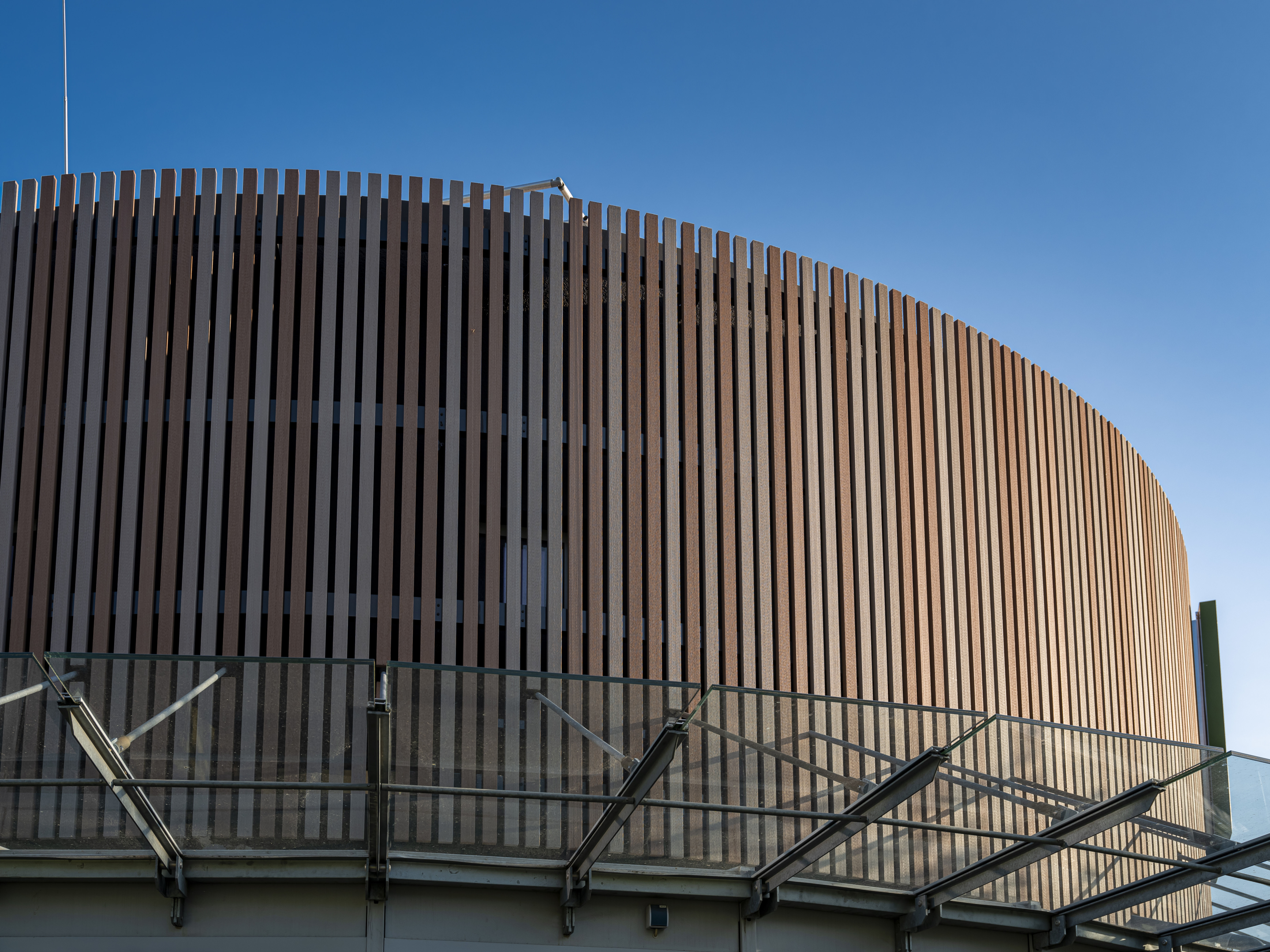 Kaufmännische Gebäude_Offene Fassadenverkleidung - verti._Einkaufszentrum