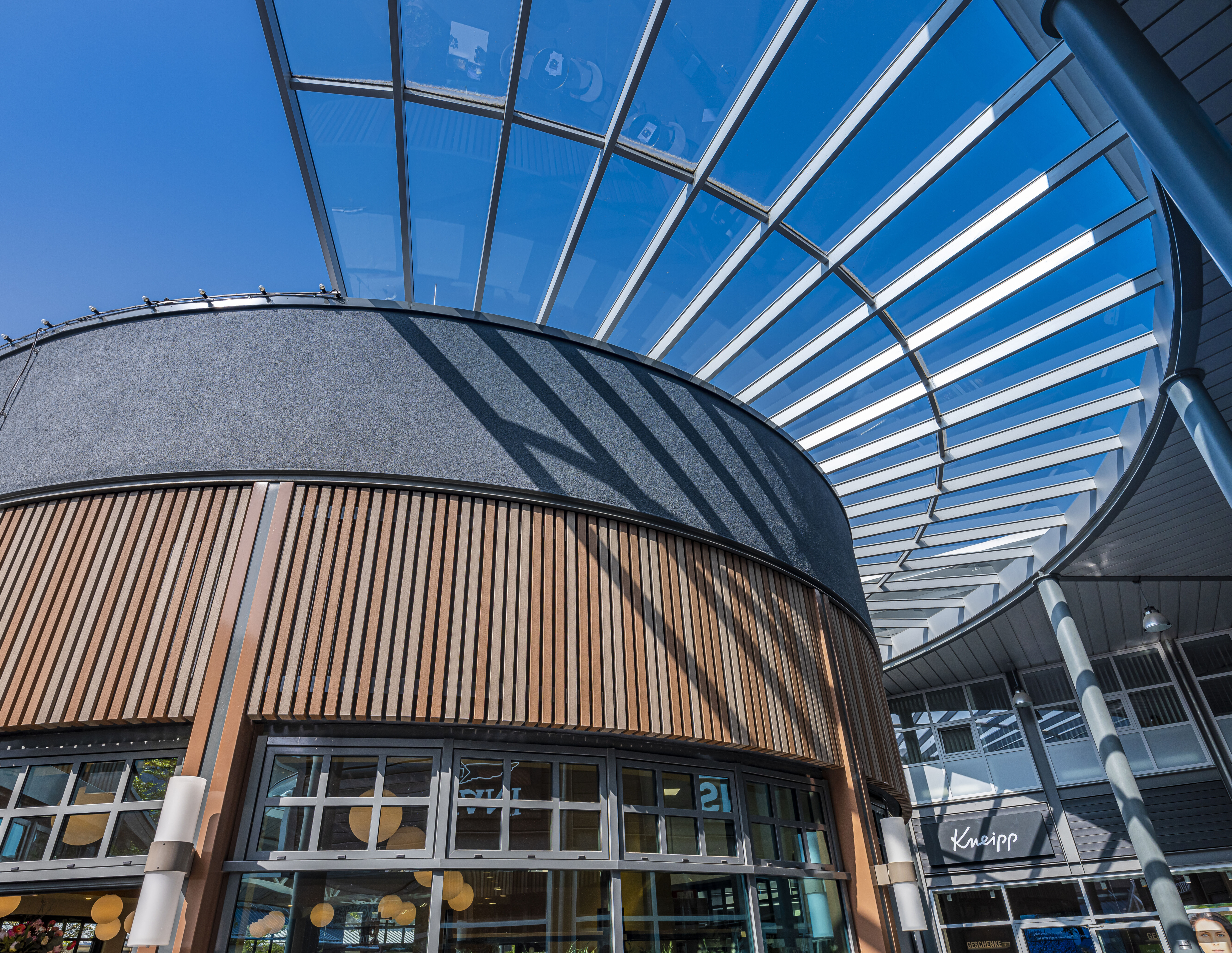 Kaufmännische Gebäude_Offene Fassadenverkleidung - verti._Einkaufszentrum