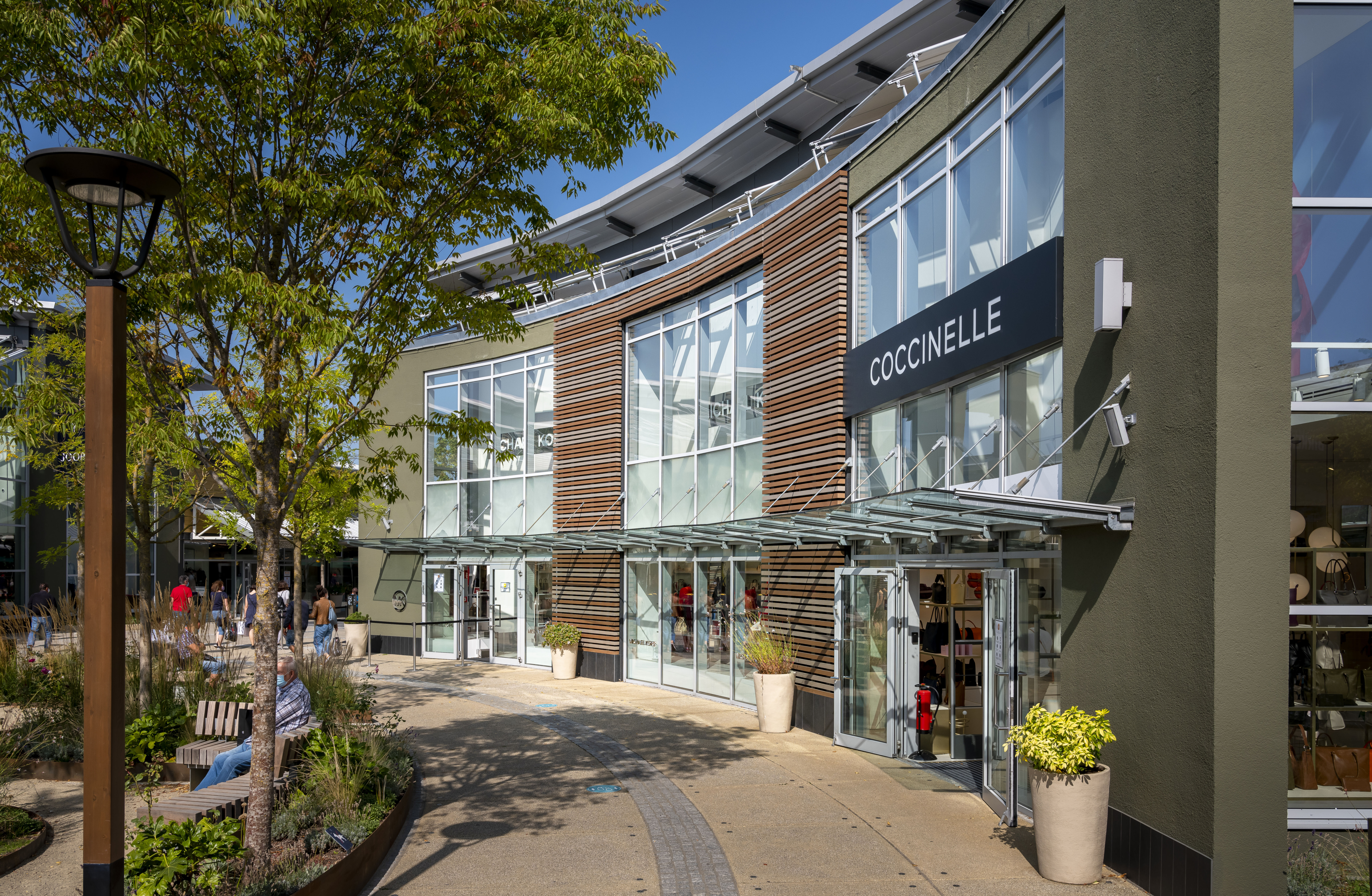 Kaufmännische Gebäude_Offene Fassadenverkleidung - verti._Einkaufszentrum