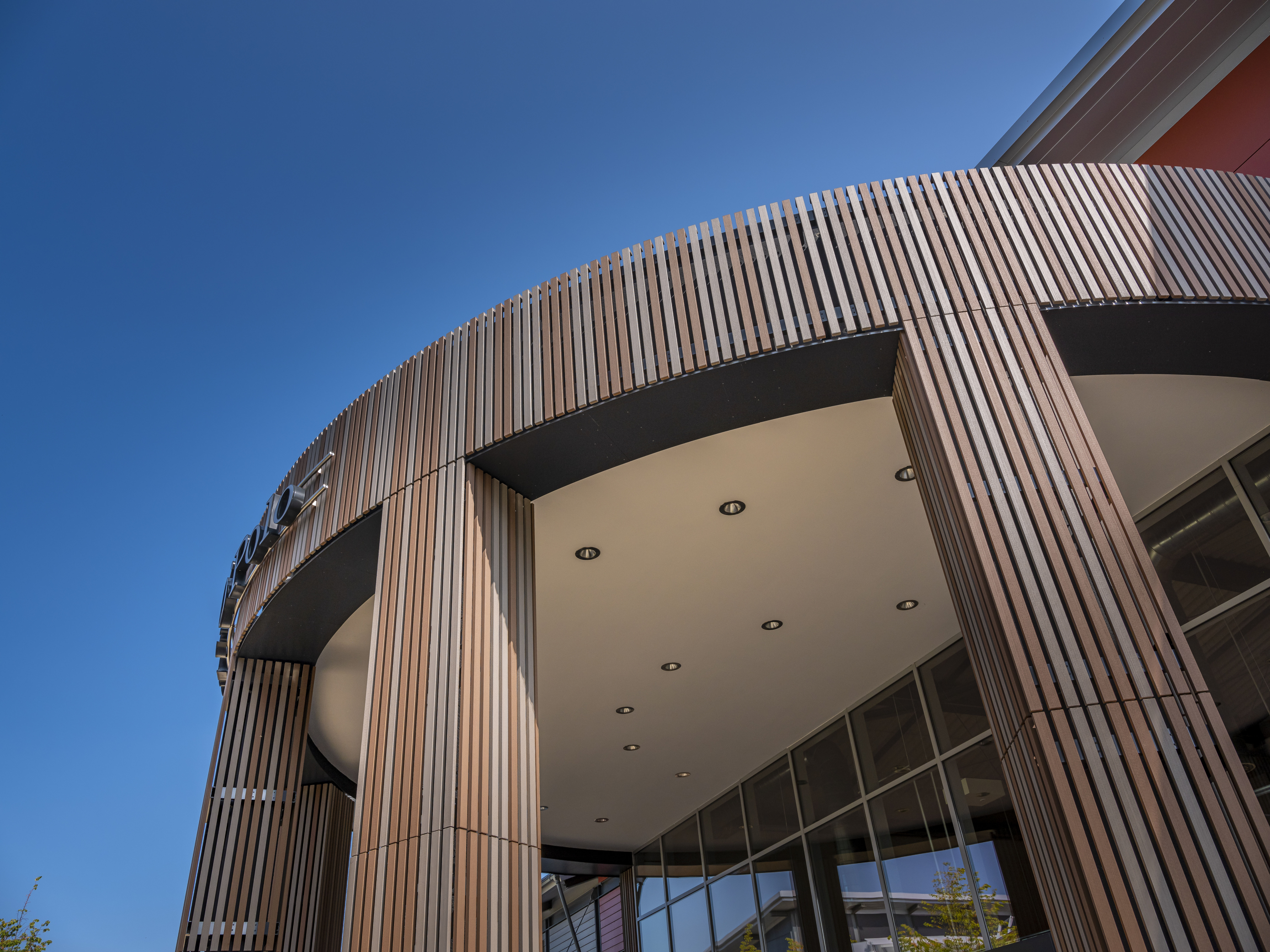 Kaufmännische Gebäude_Offene Fassadenverkleidung - verti._Einkaufszentrum