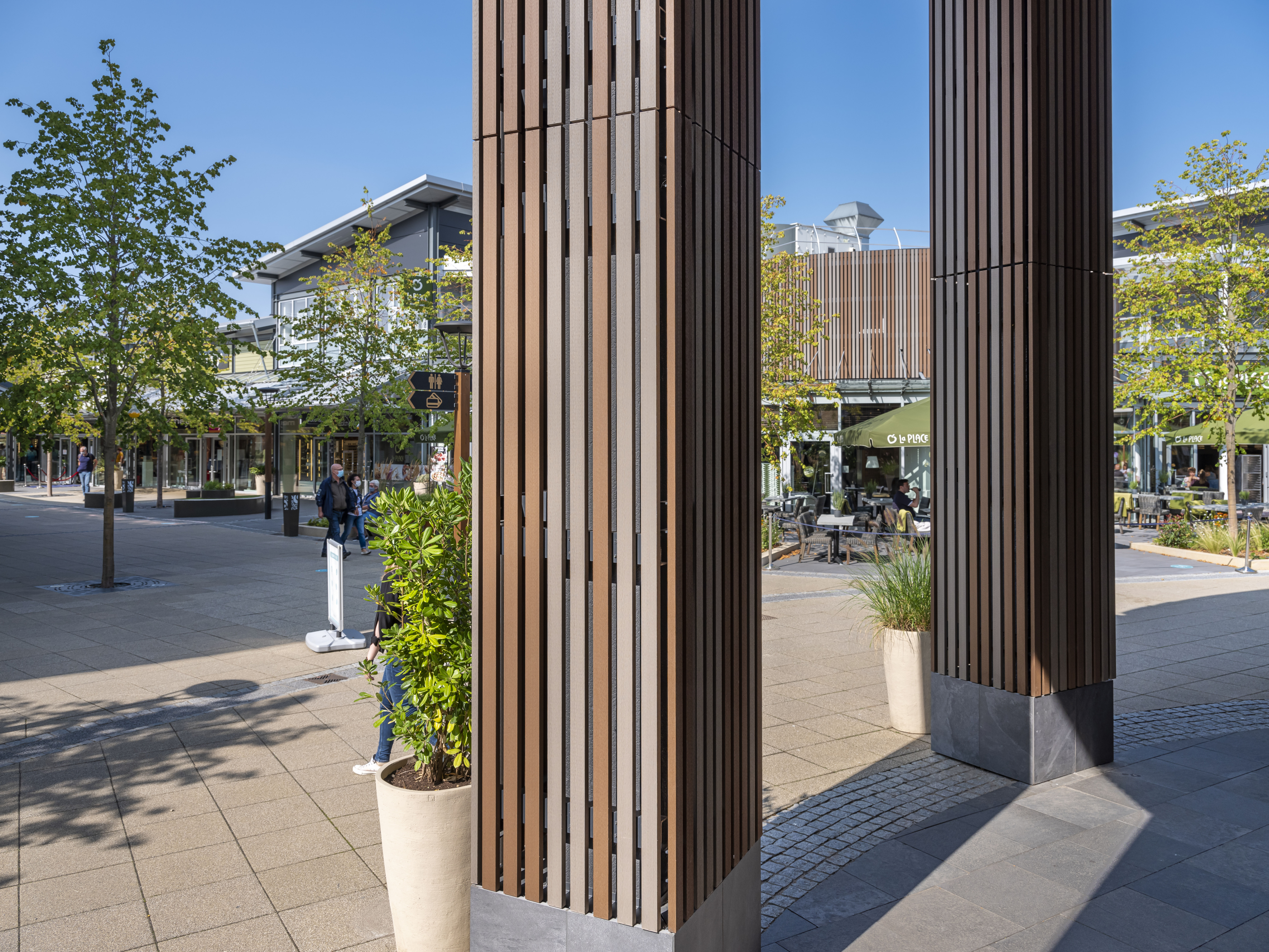 Kaufmännische Gebäude_Offene Fassadenverkleidung - verti._Einkaufszentrum