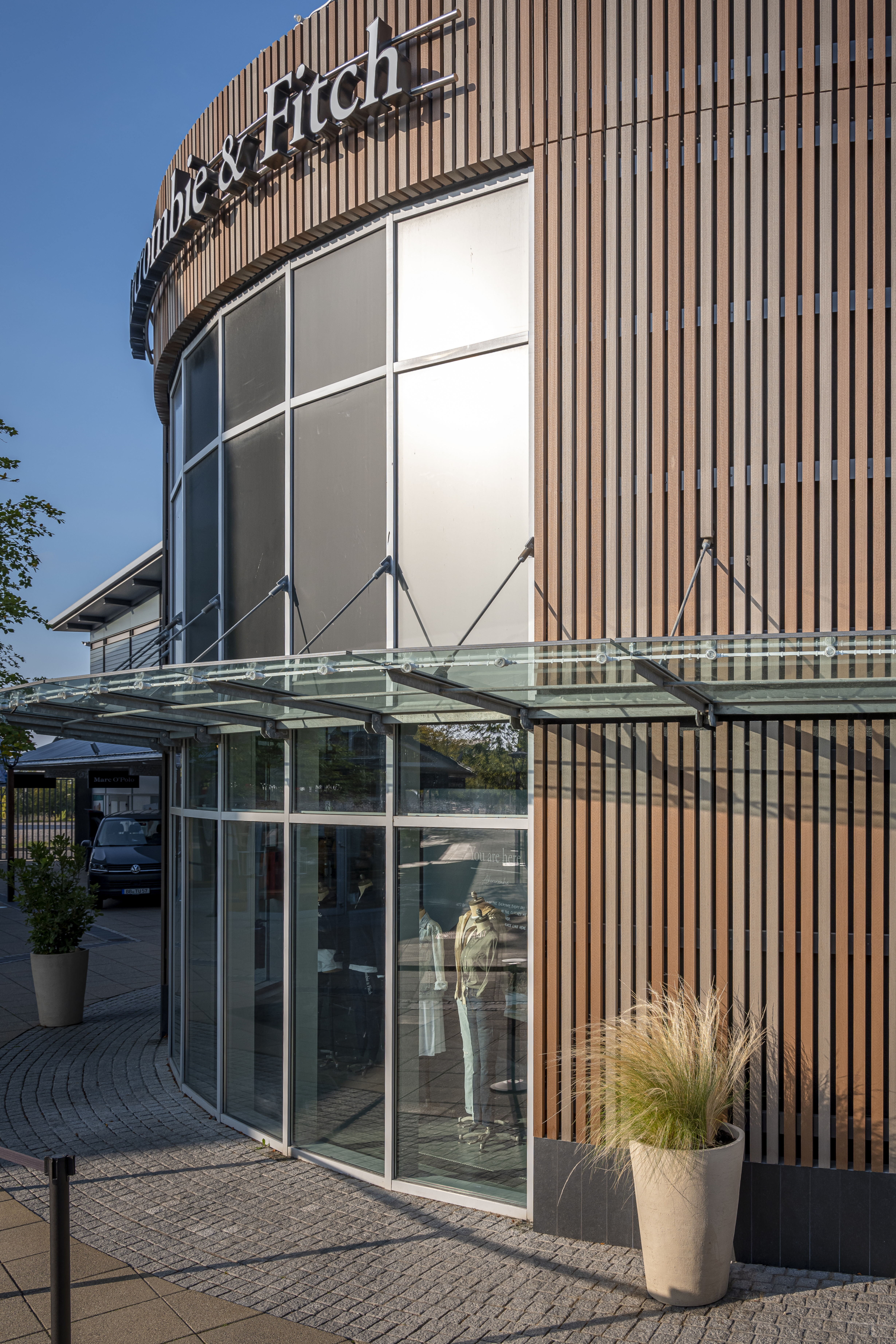 Kaufmännische Gebäude_Offene Fassadenverkleidung - verti._Einkaufszentrum