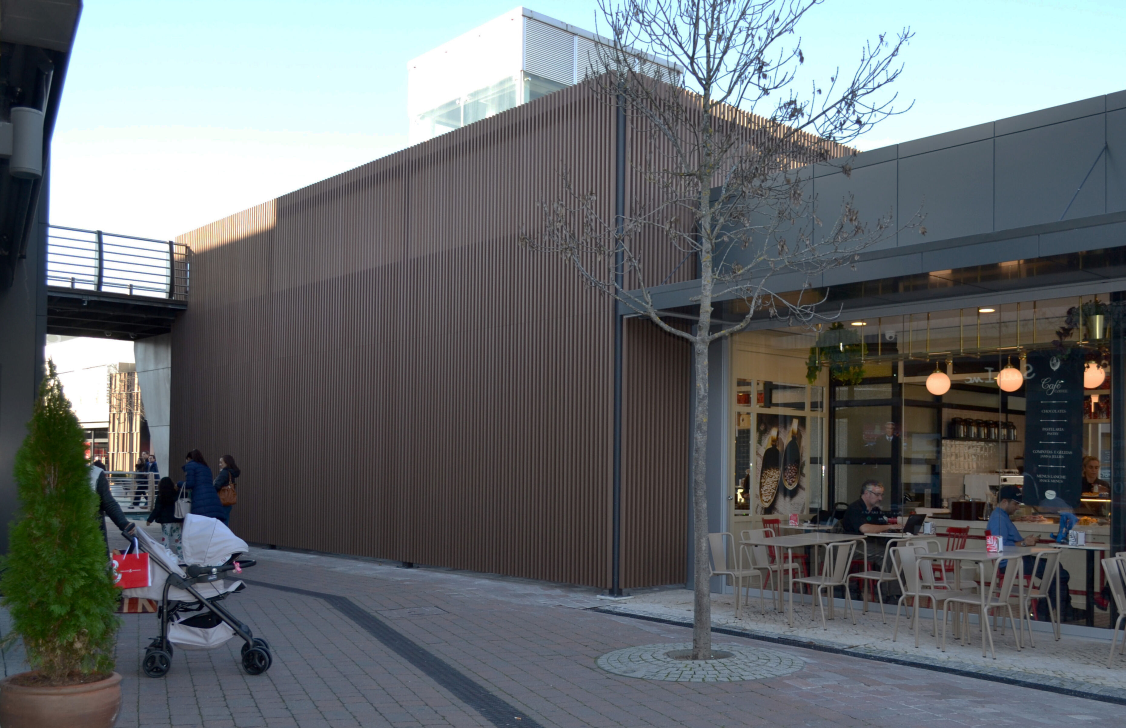 Kaufmännische Gebäude_Offene Fassadenverkleidung - verti._Einkaufszentrum