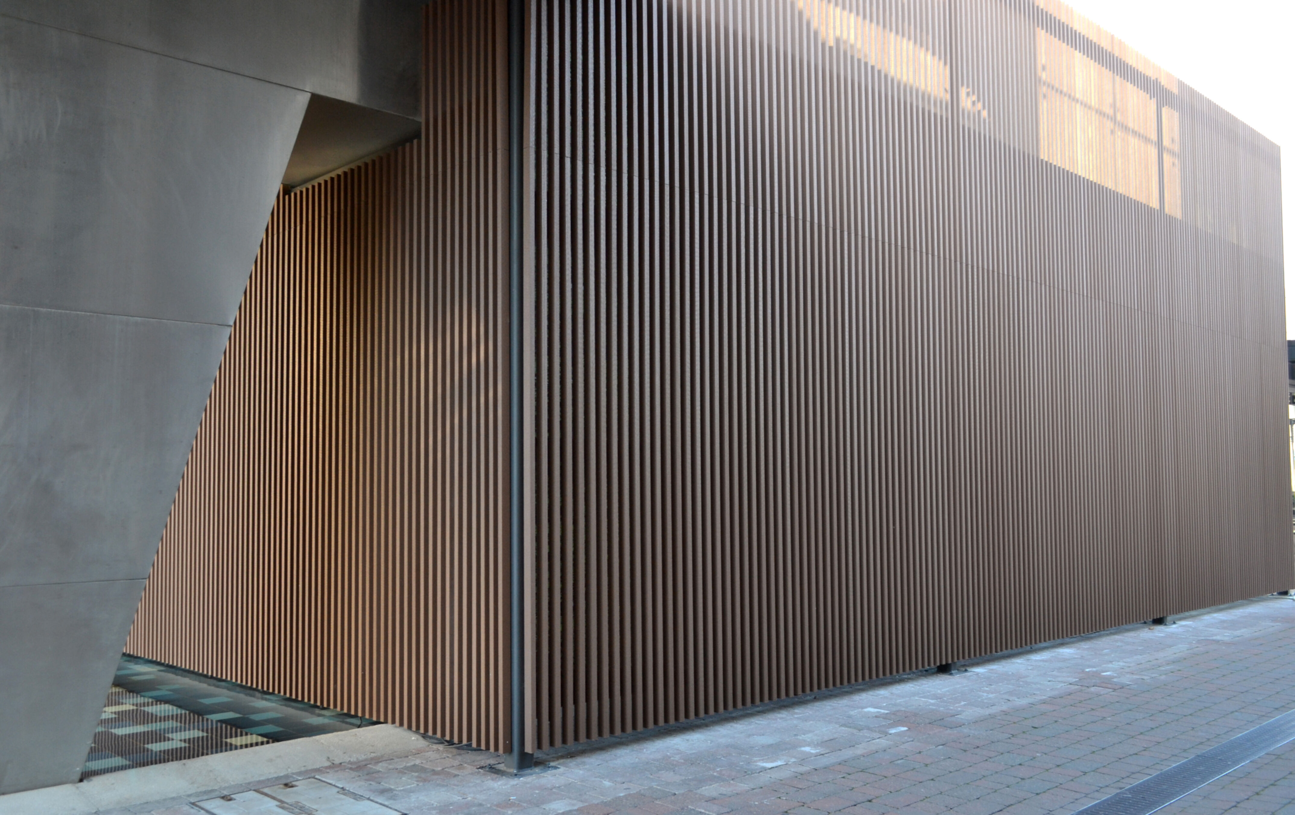 Kaufmännische Gebäude_Offene Fassadenverkleidung - verti._Einkaufszentrum