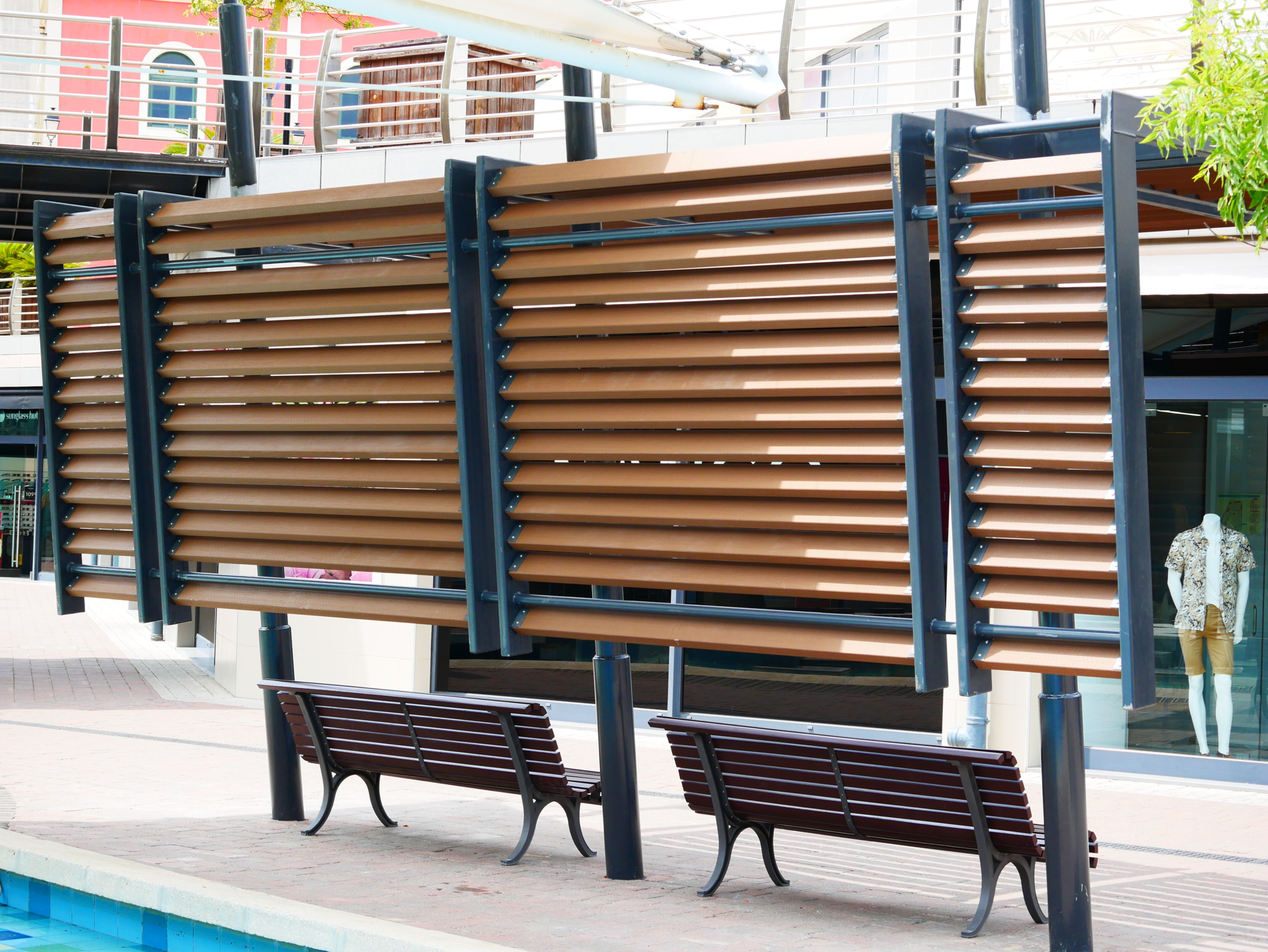 Kaufmännische Gebäude_Offene Fassadenverkleidung - verti._Einkaufszentrum