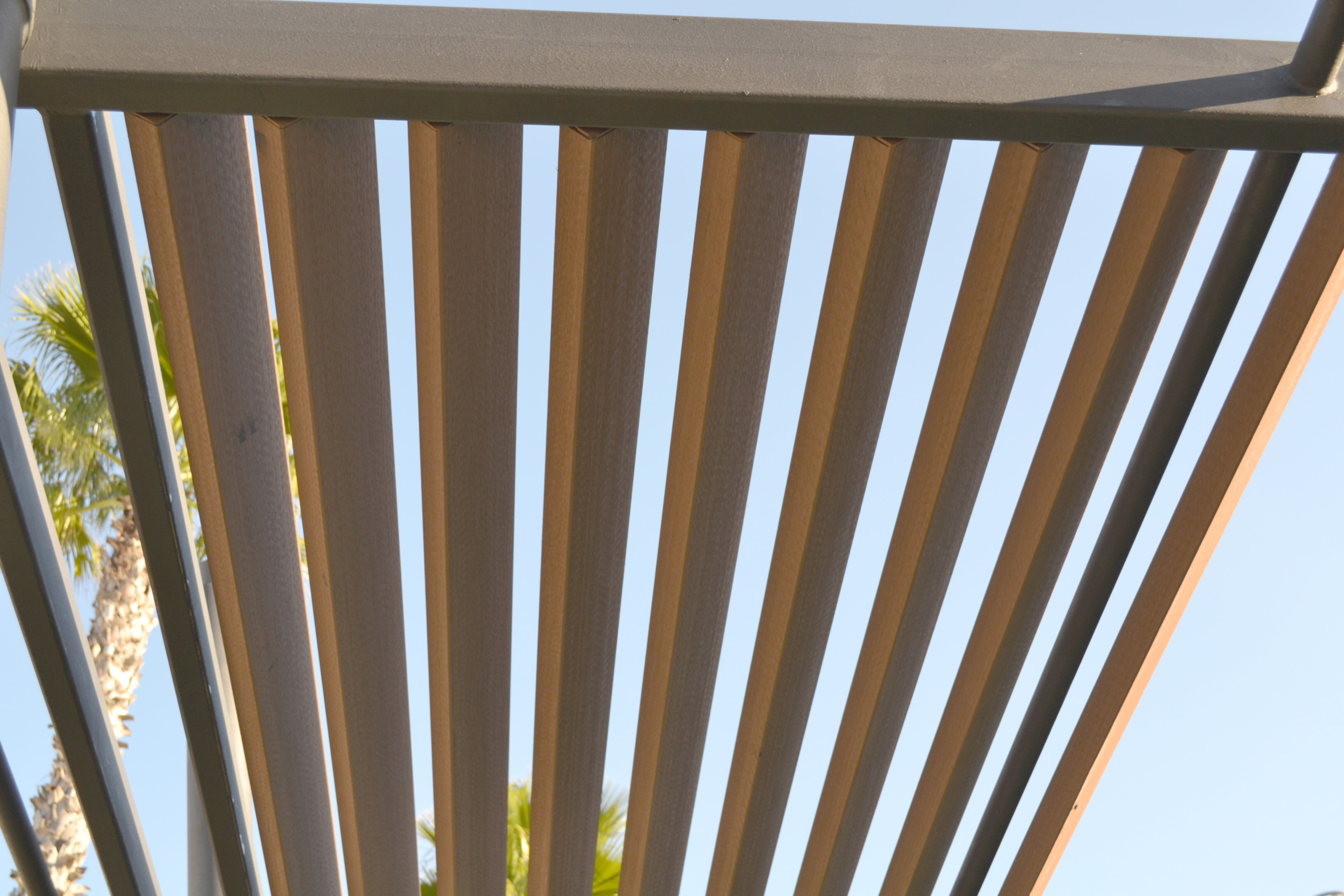 Kaufmännische Gebäude_Offene Fassadenverkleidung - verti._Einkaufszentrum