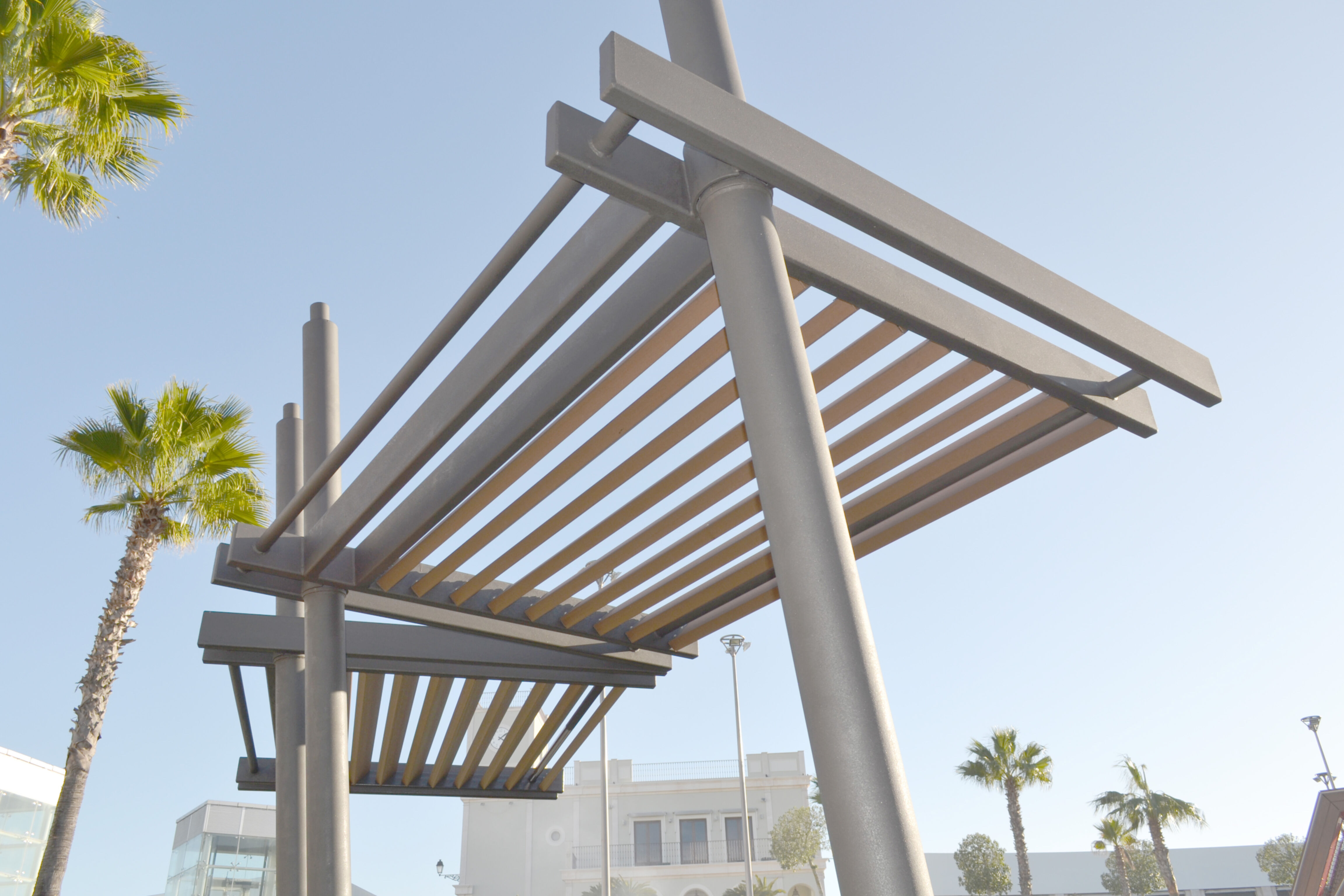 Kaufmännische Gebäude_Offene Fassadenverkleidung - verti._Einkaufszentrum