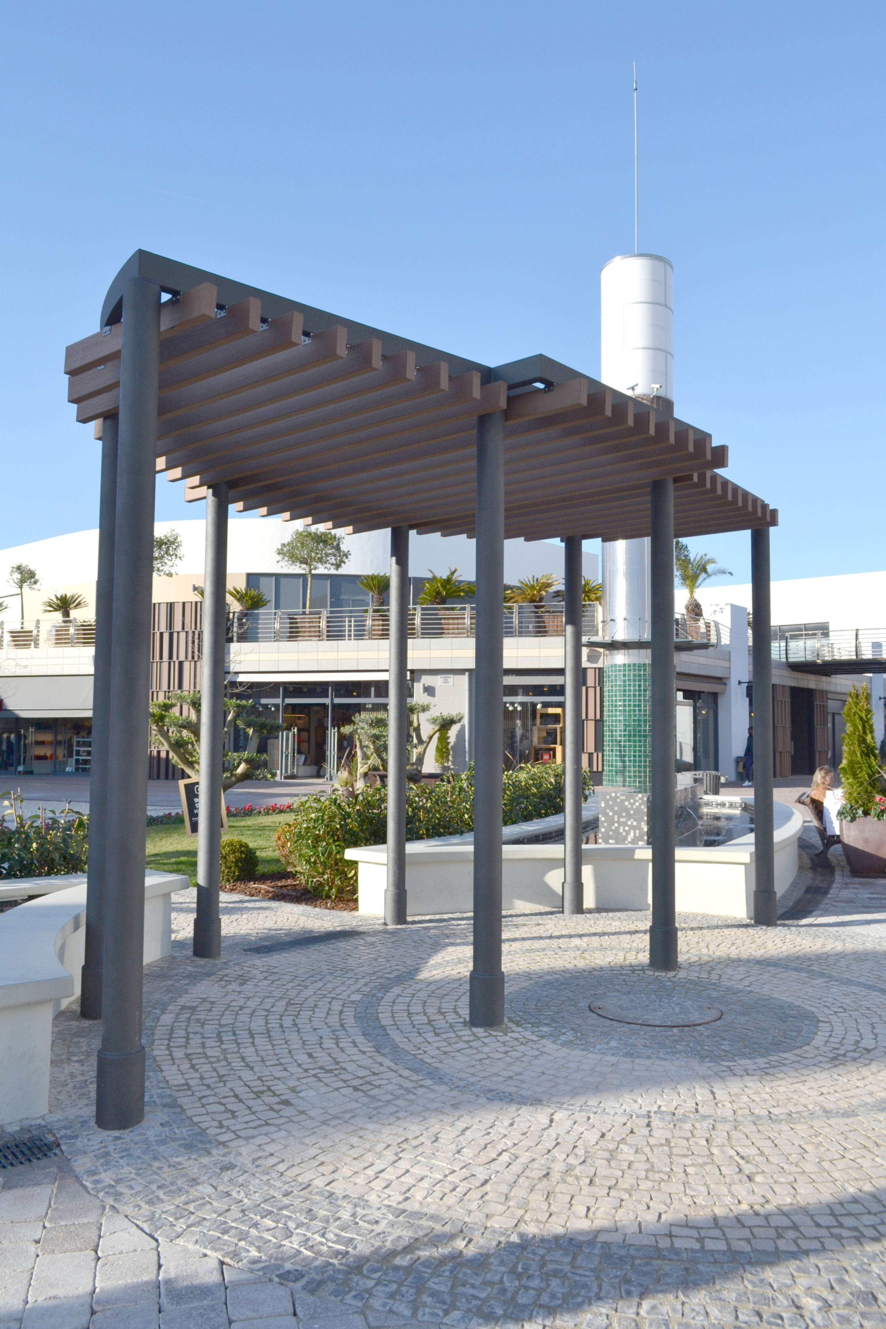 Kaufmännische Gebäude_Offene Fassadenverkleidung - verti._Einkaufszentrum