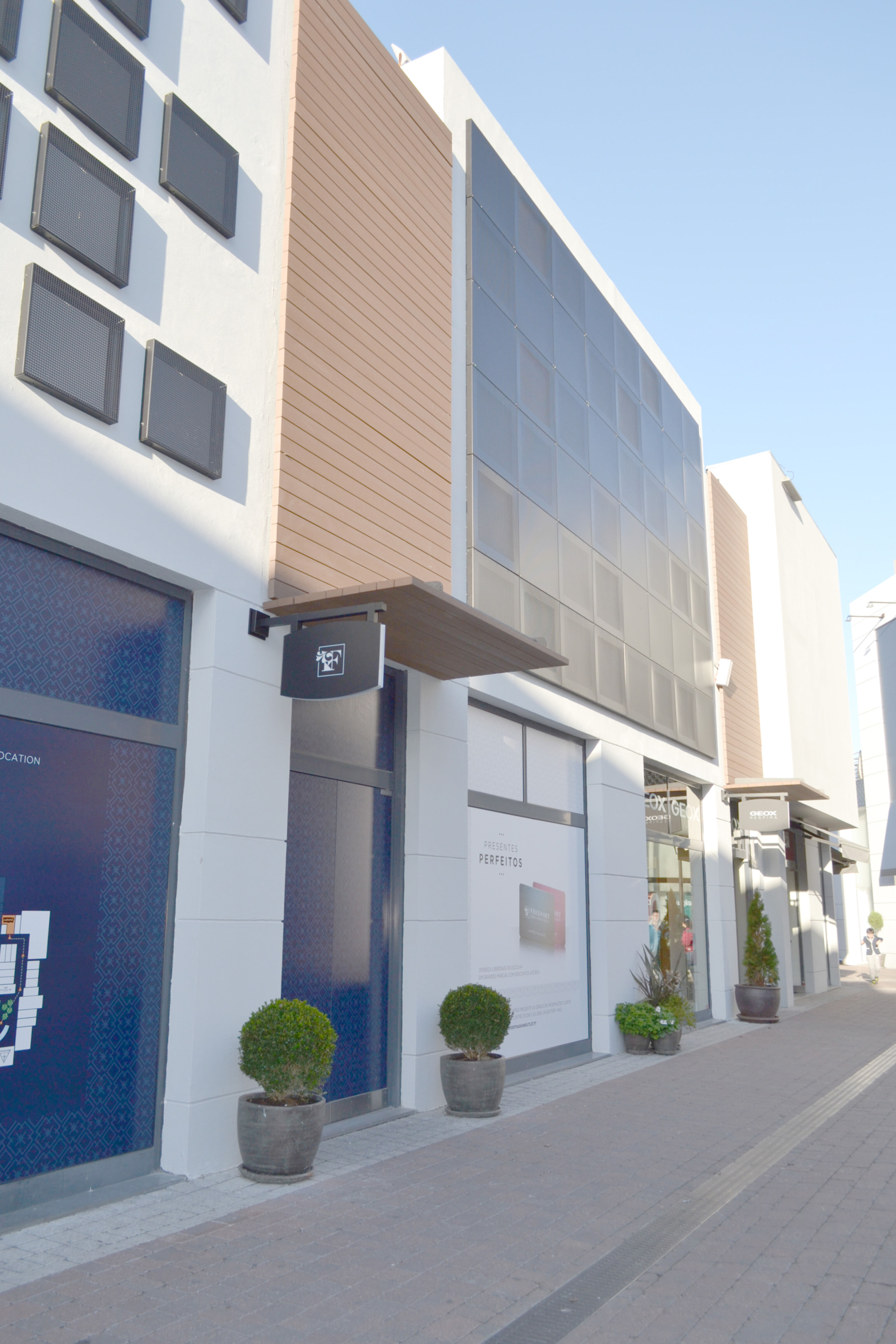 Kaufmännische Gebäude_Vertical Sonnenschutz, jalousien_Einkaufszentrum