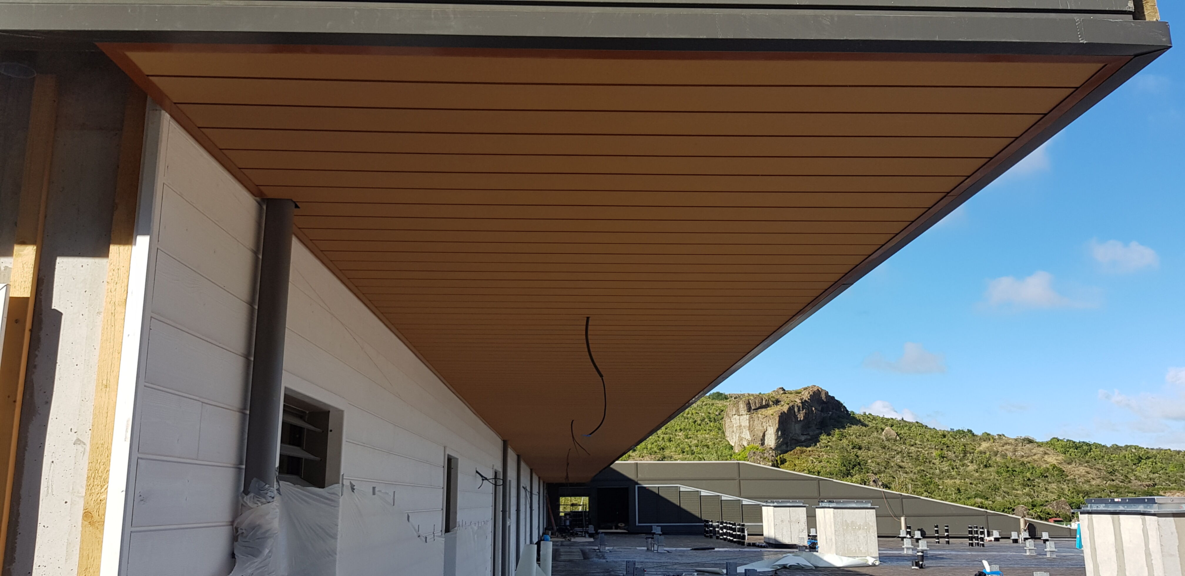 Kaufmännische Gebäude_Pergola, Dachüberstand, Dach_Einkaufszentrum