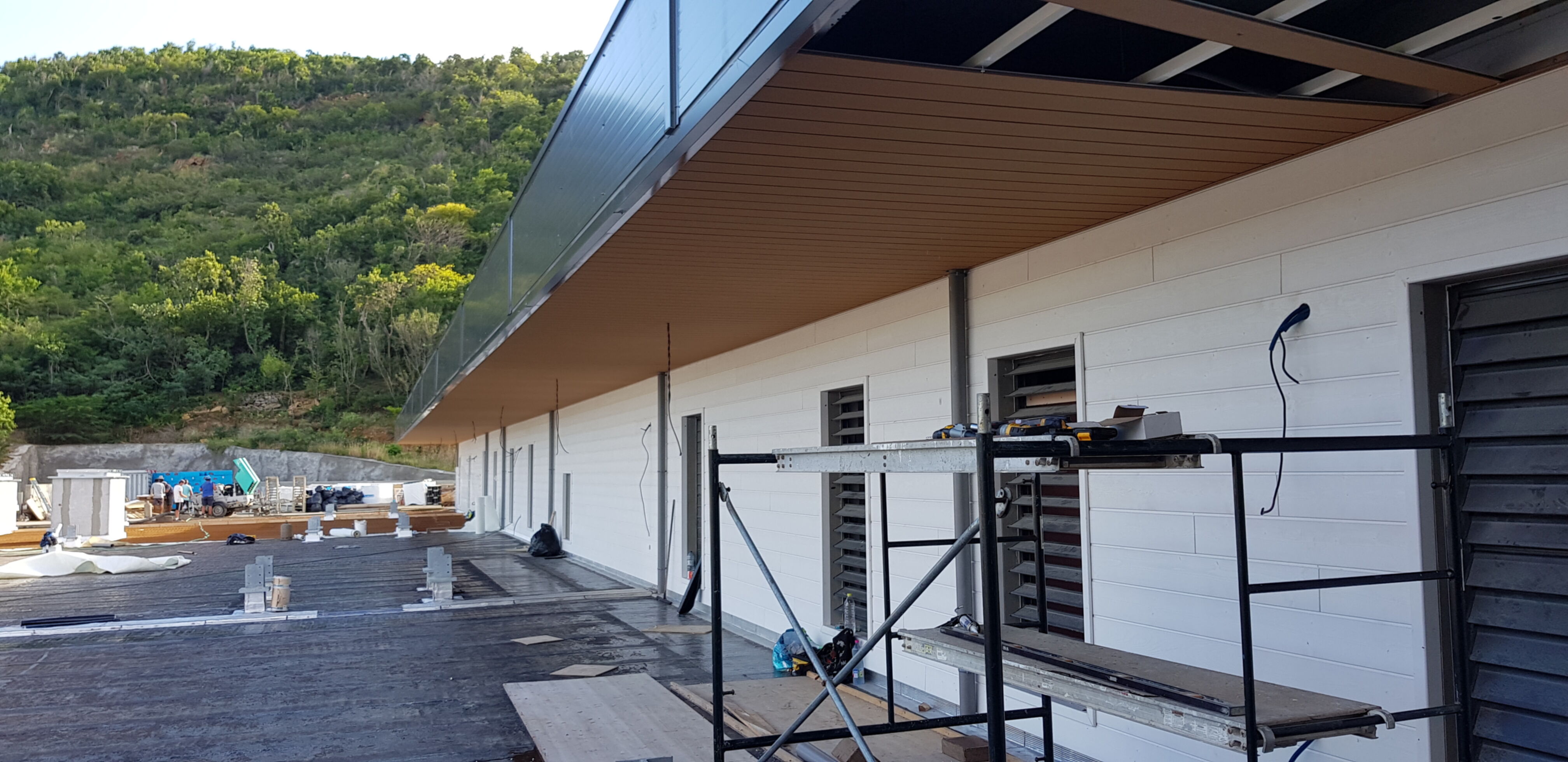 Kaufmännische Gebäude_Pergola, Dachüberstand, Dach_Einkaufszentrum