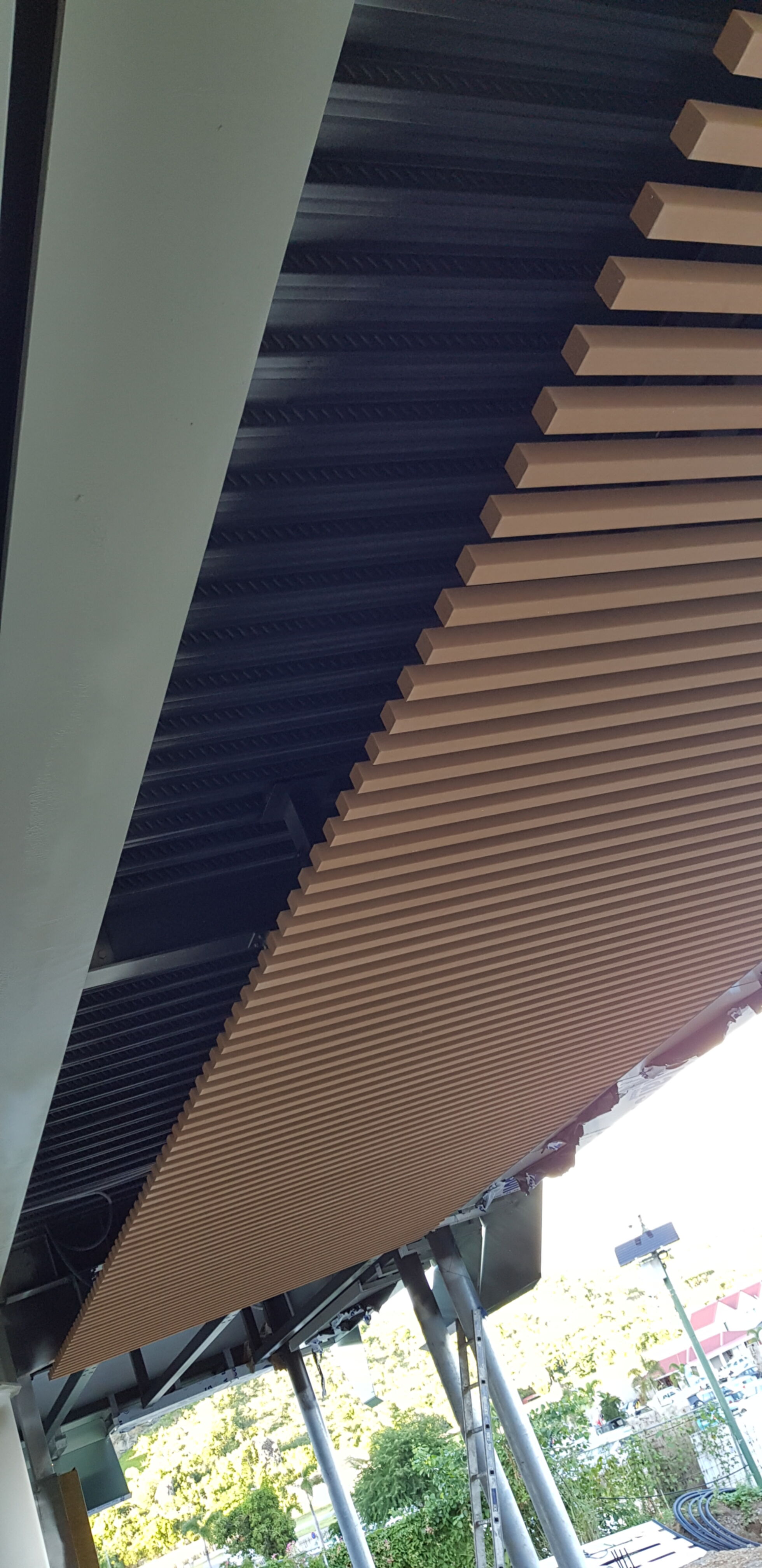 Kaufmännische Gebäude_Pergola, Dachüberstand, Dach_Einkaufszentrum