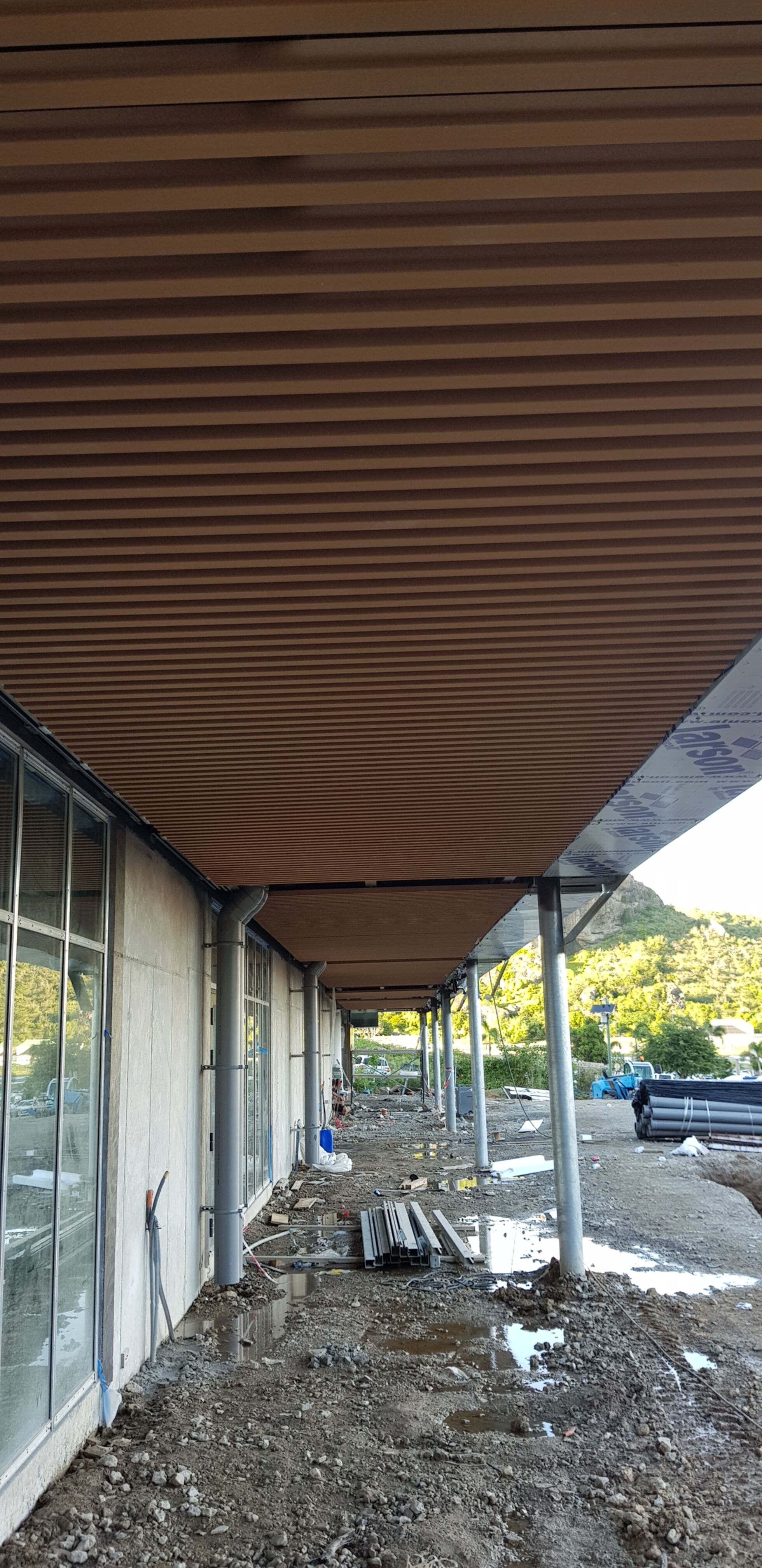Kaufmännische Gebäude_Pergola, Dachüberstand, Dach_Einkaufszentrum