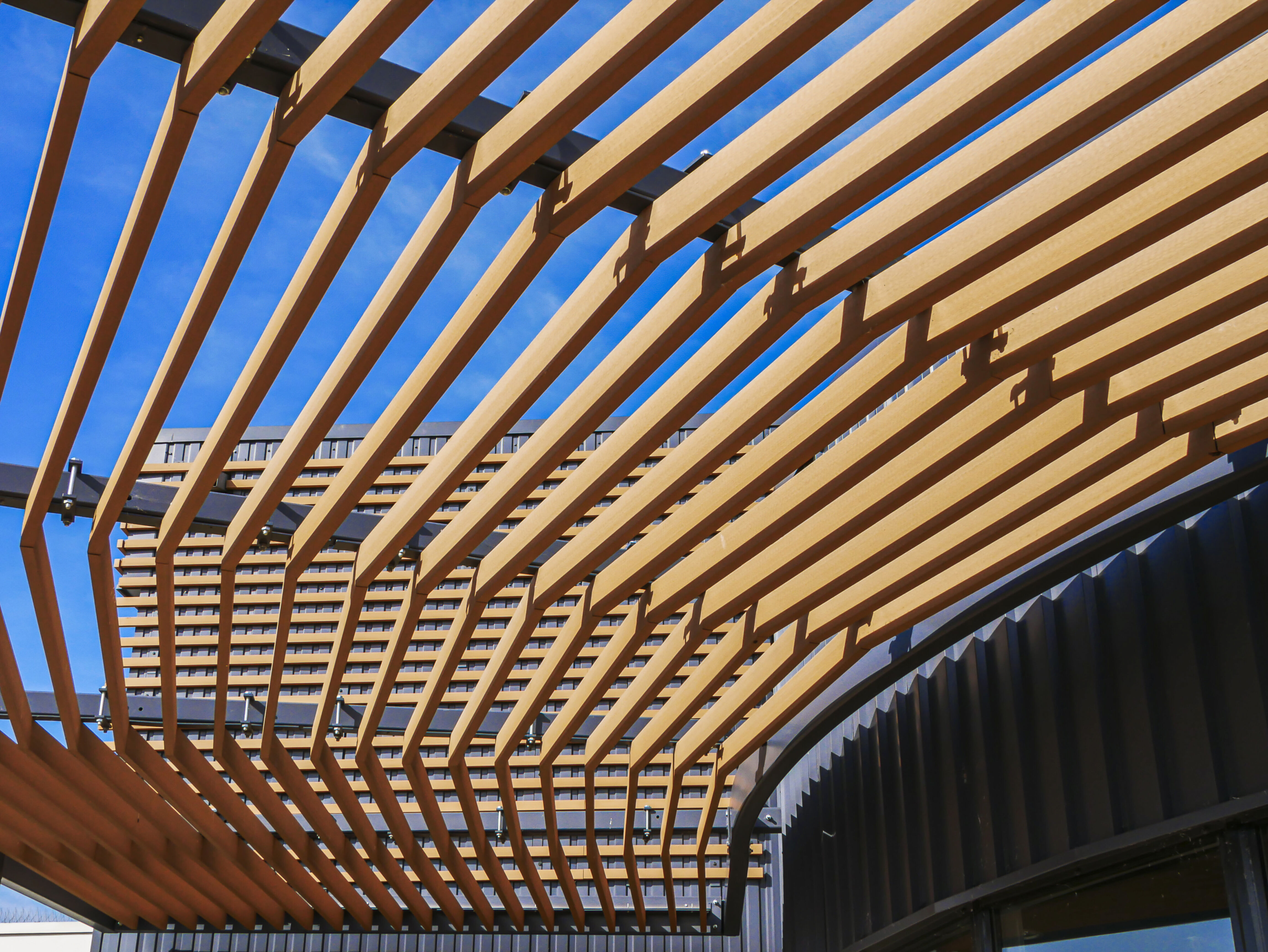 Kaufmännische Gebäude_Pergola, Dachüberstand, Dach_Einkaufszentrum