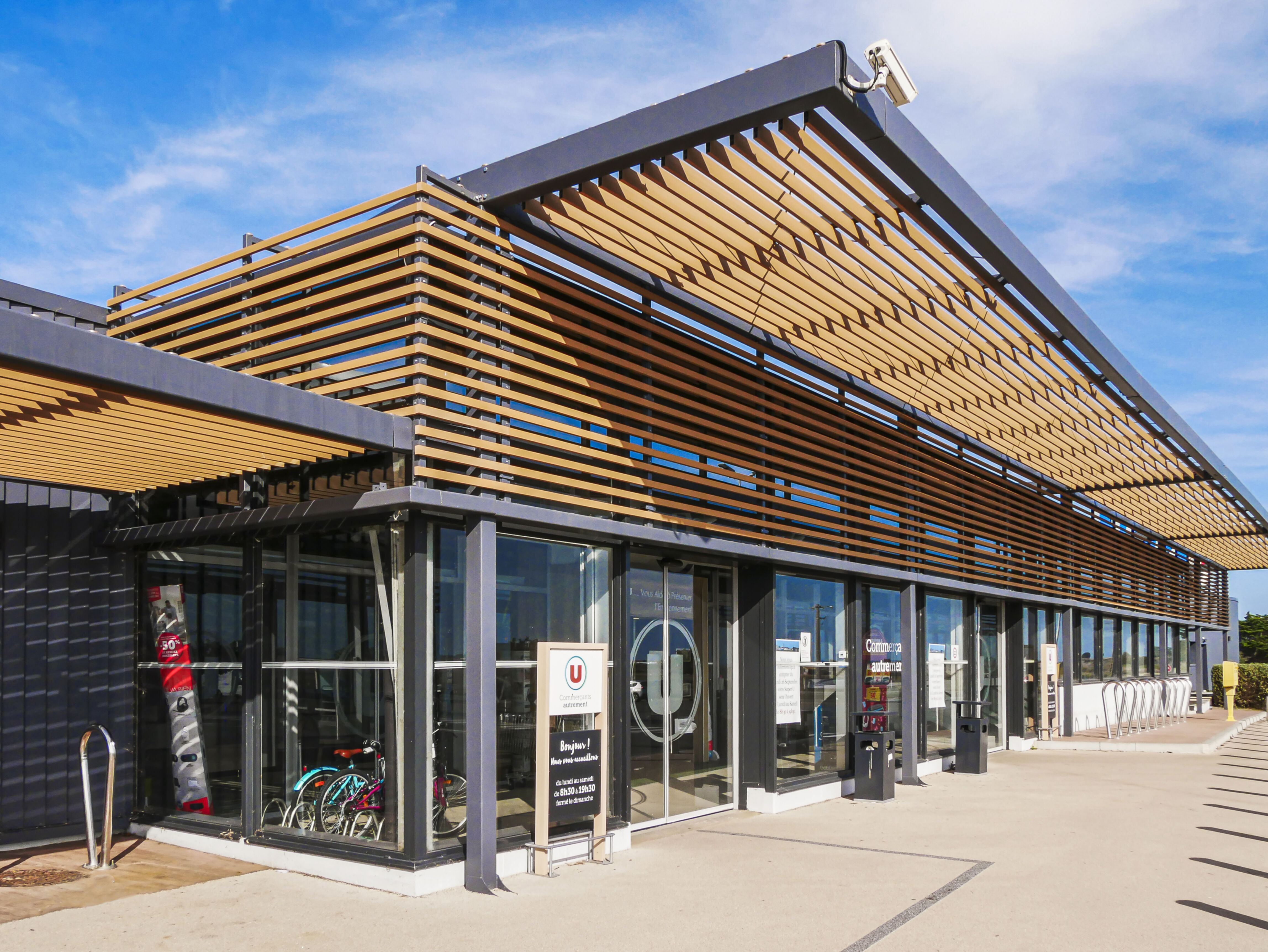Kaufmännische Gebäude_Pergola, Dachüberstand, Dach_Einkaufszentrum