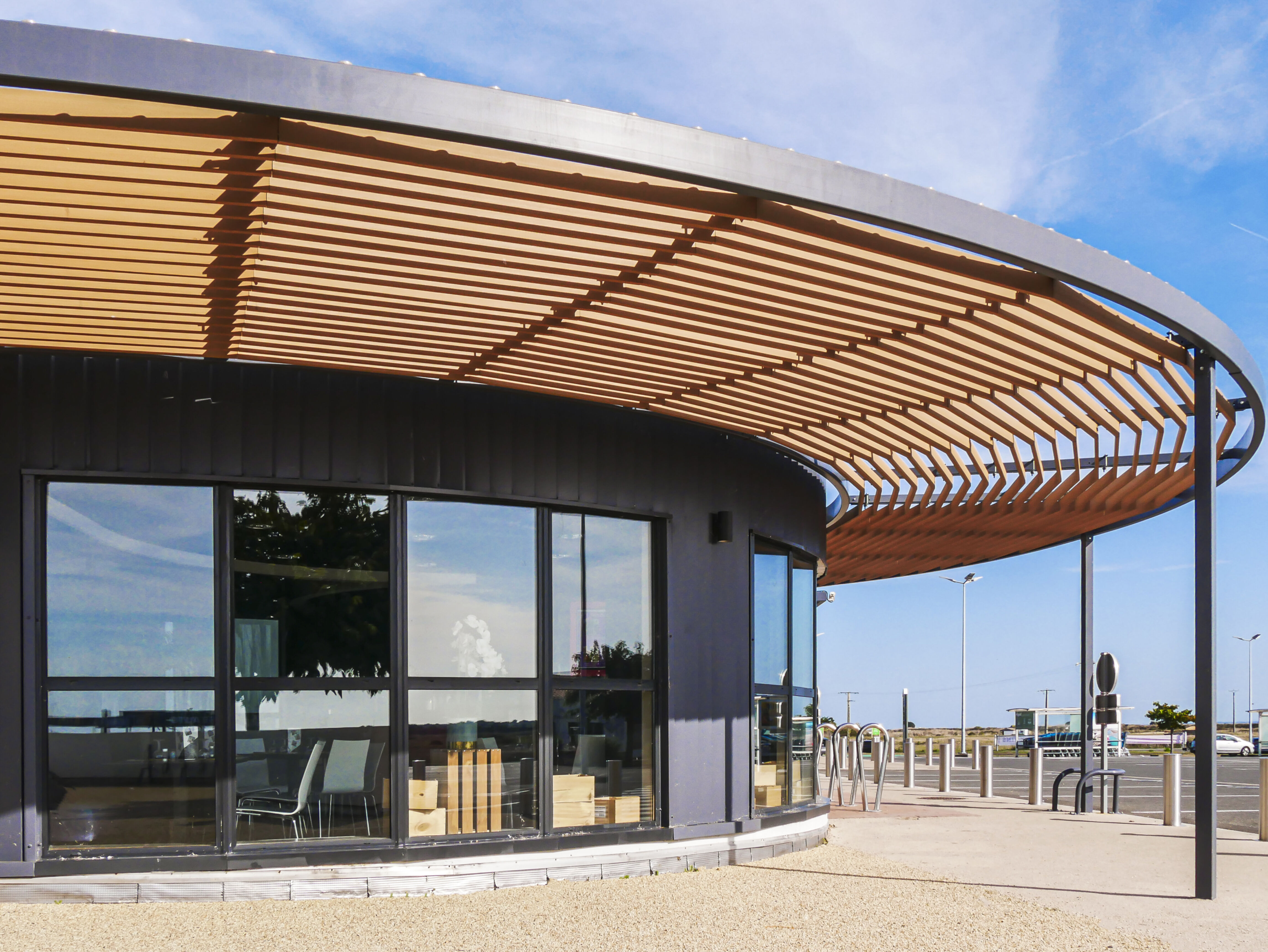 Kaufmännische Gebäude_Pergola, Dachüberstand, Dach_Einkaufszentrum