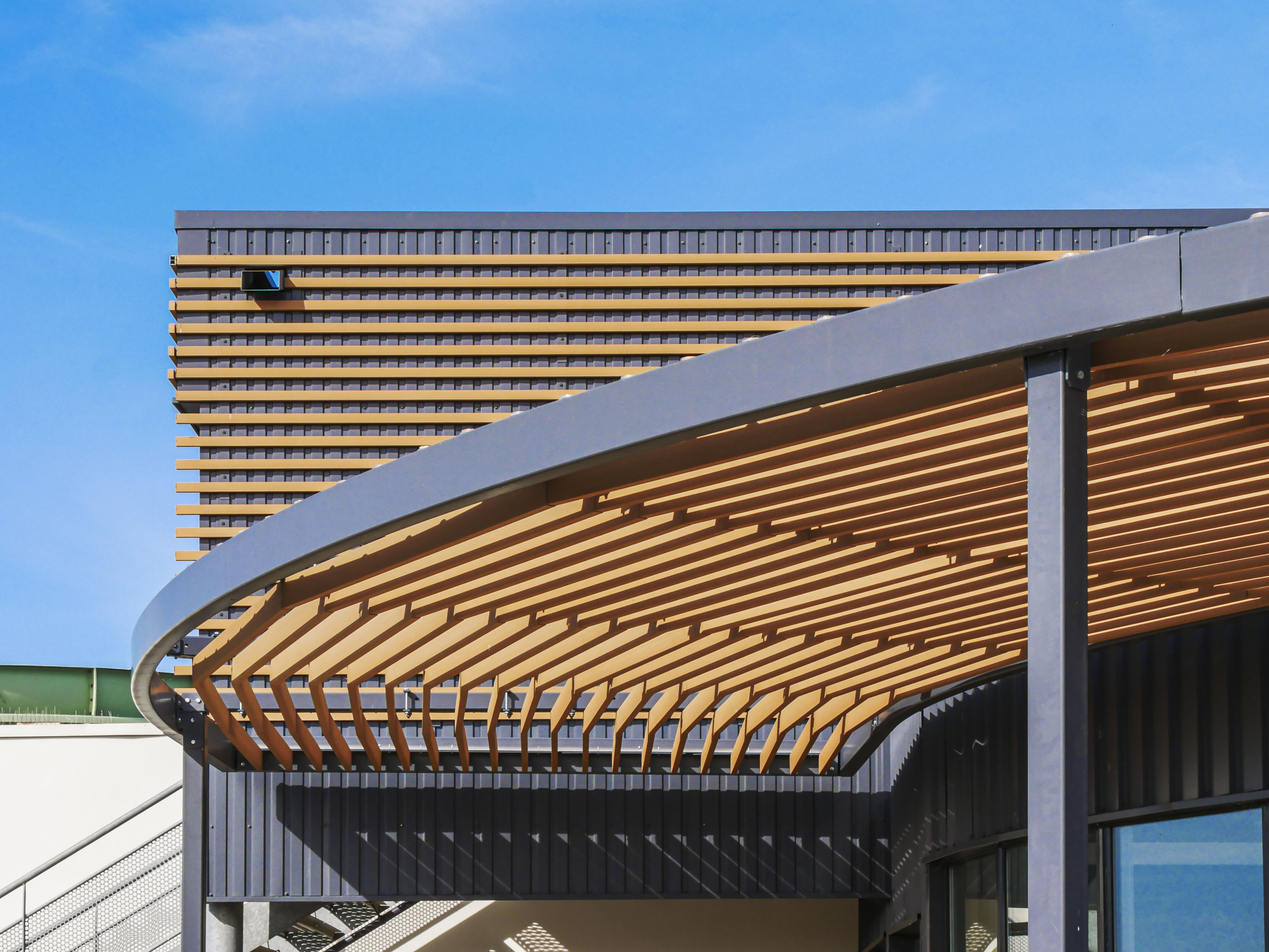 Kaufmännische Gebäude_Pergola, Dachüberstand, Dach_Einkaufszentrum