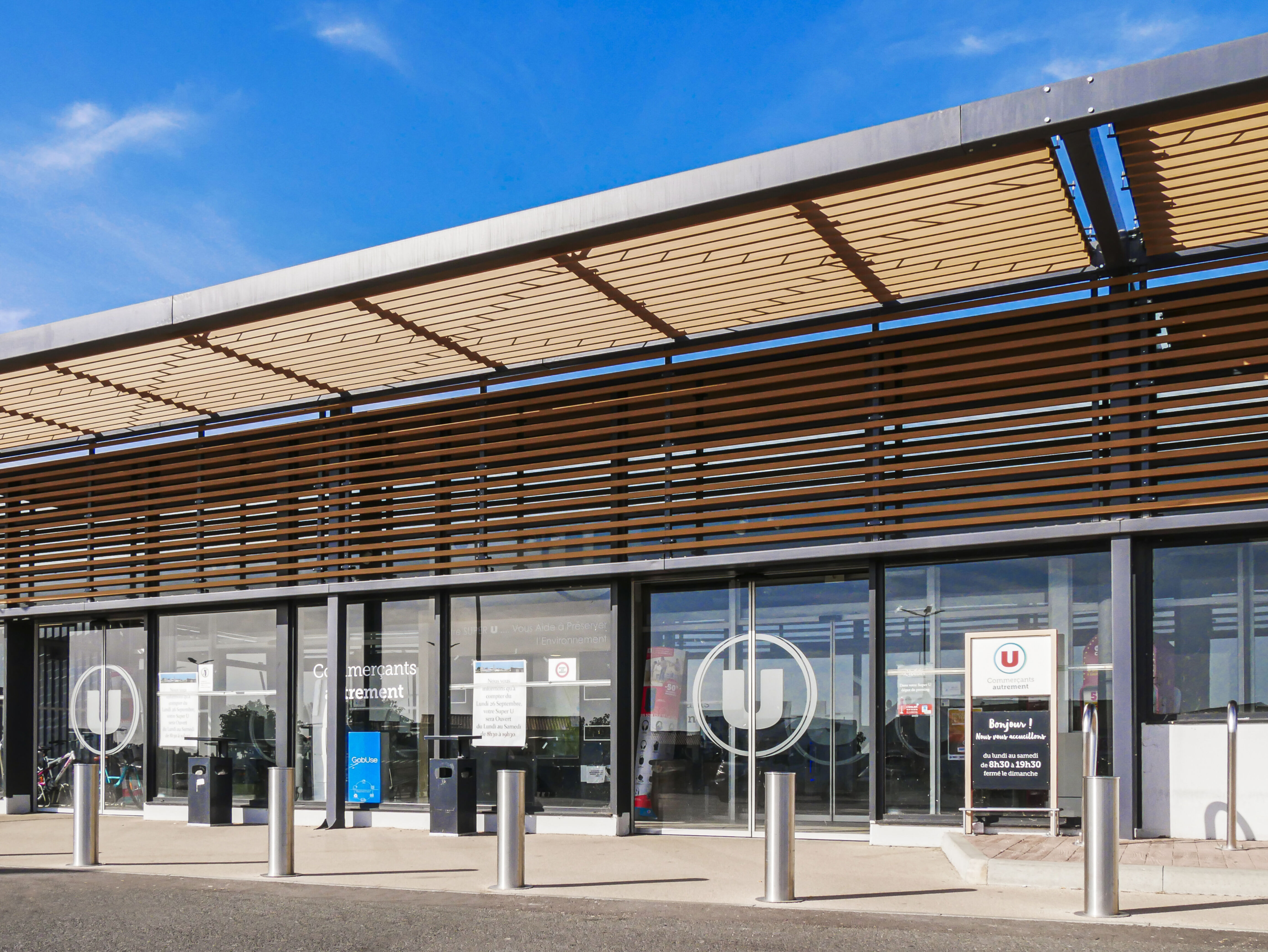 Kaufmännische Gebäude_Pergola, Dachüberstand, Dach_Einkaufszentrum