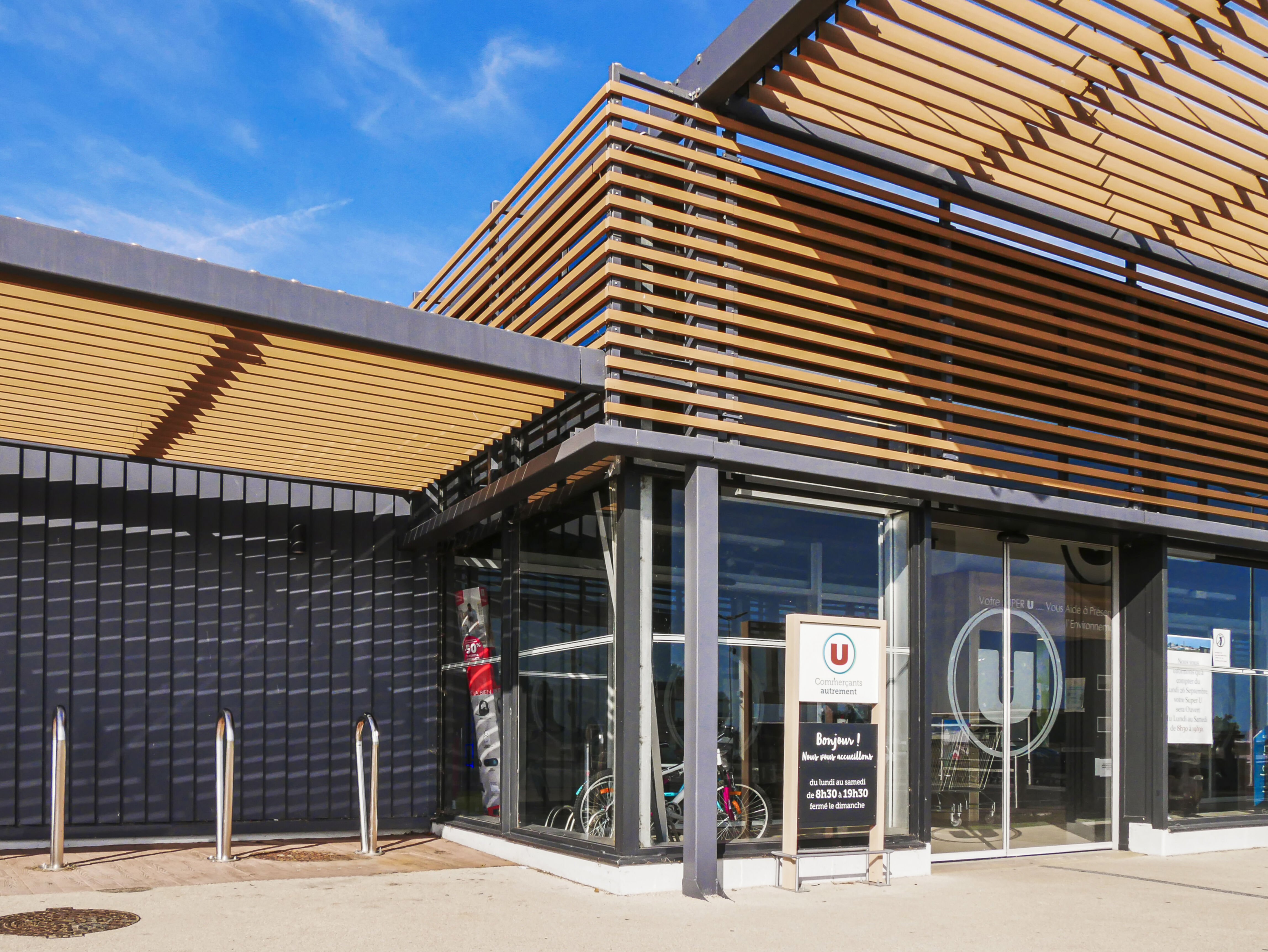 Kaufmännische Gebäude_Pergola, Dachüberstand, Dach_Einkaufszentrum