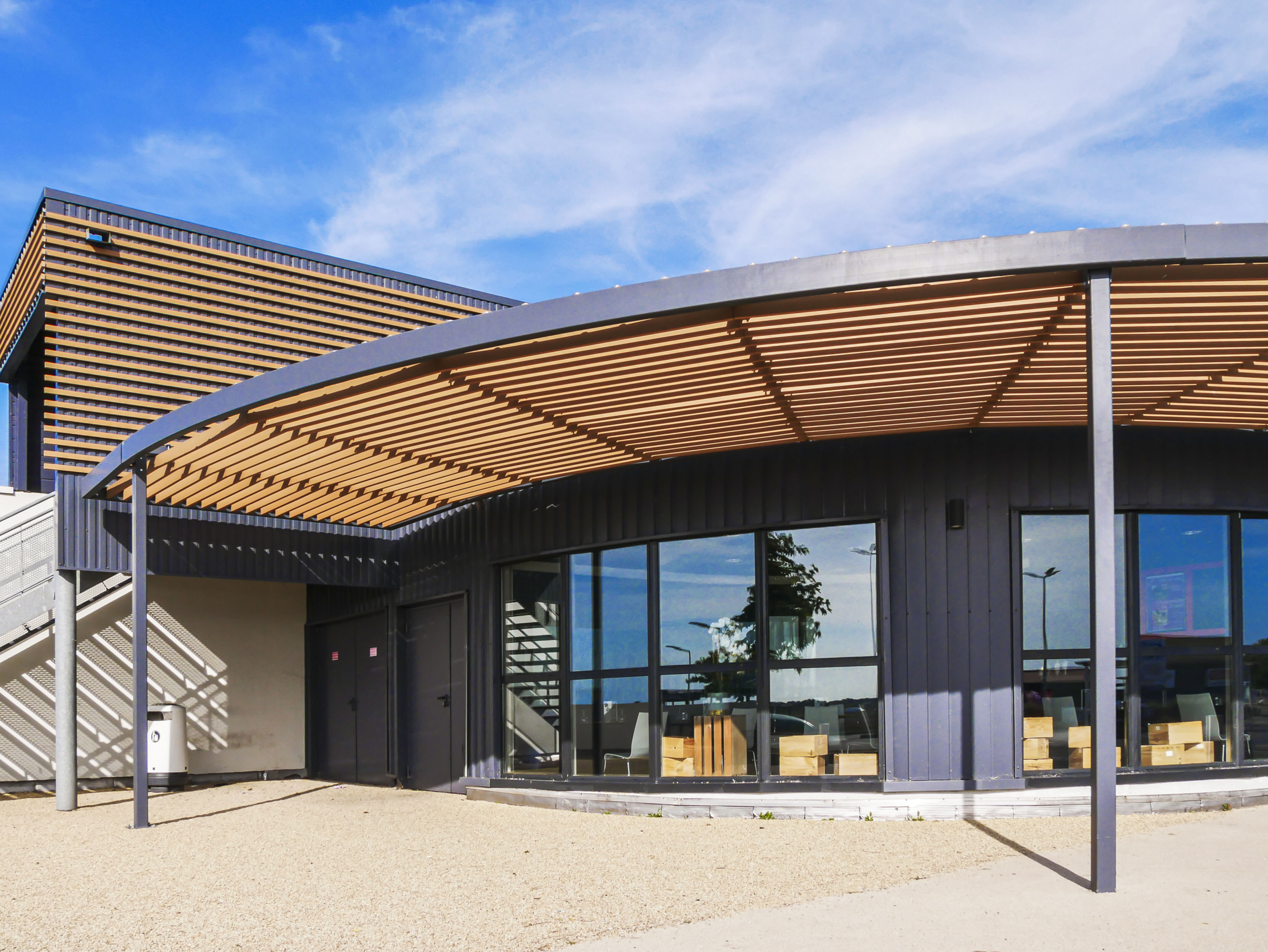 Kaufmännische Gebäude_Pergola, Dachüberstand, Dach_Einkaufszentrum