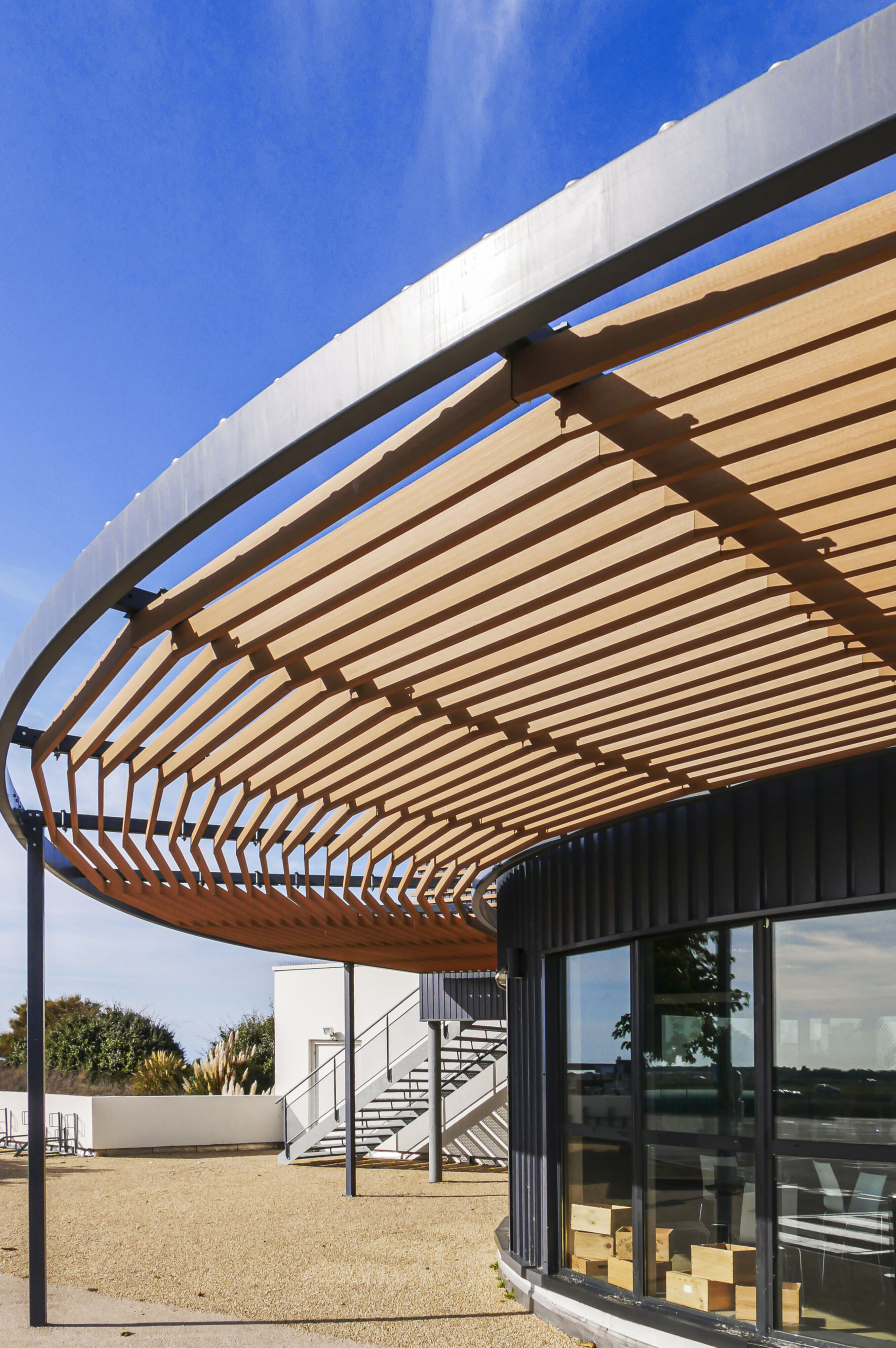 Kaufmännische Gebäude_Pergola, Dachüberstand, Dach_Einkaufszentrum
