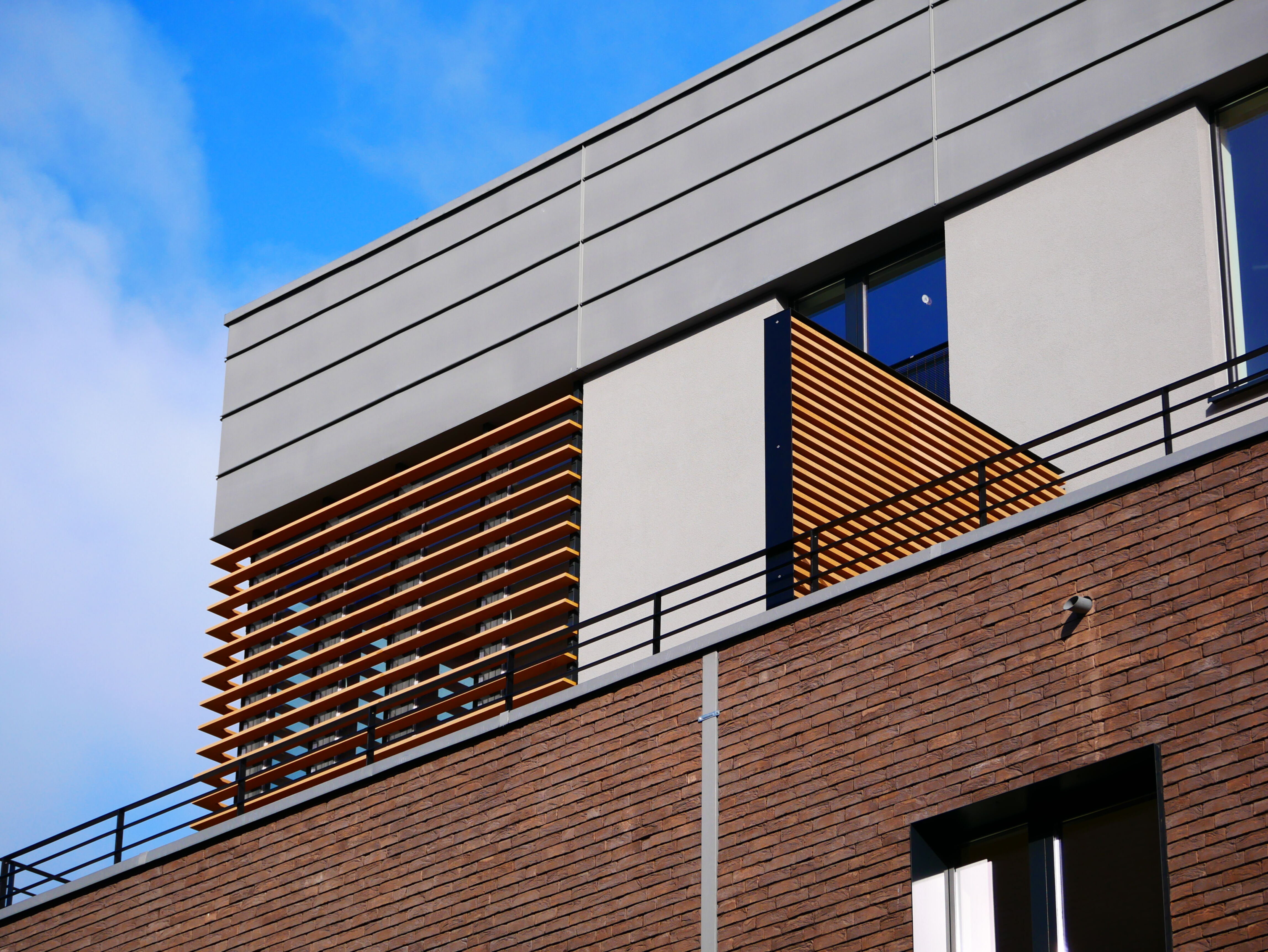 Wohngebäude_Horizontal Sonnenschutz, jalousien_Wohnhaus