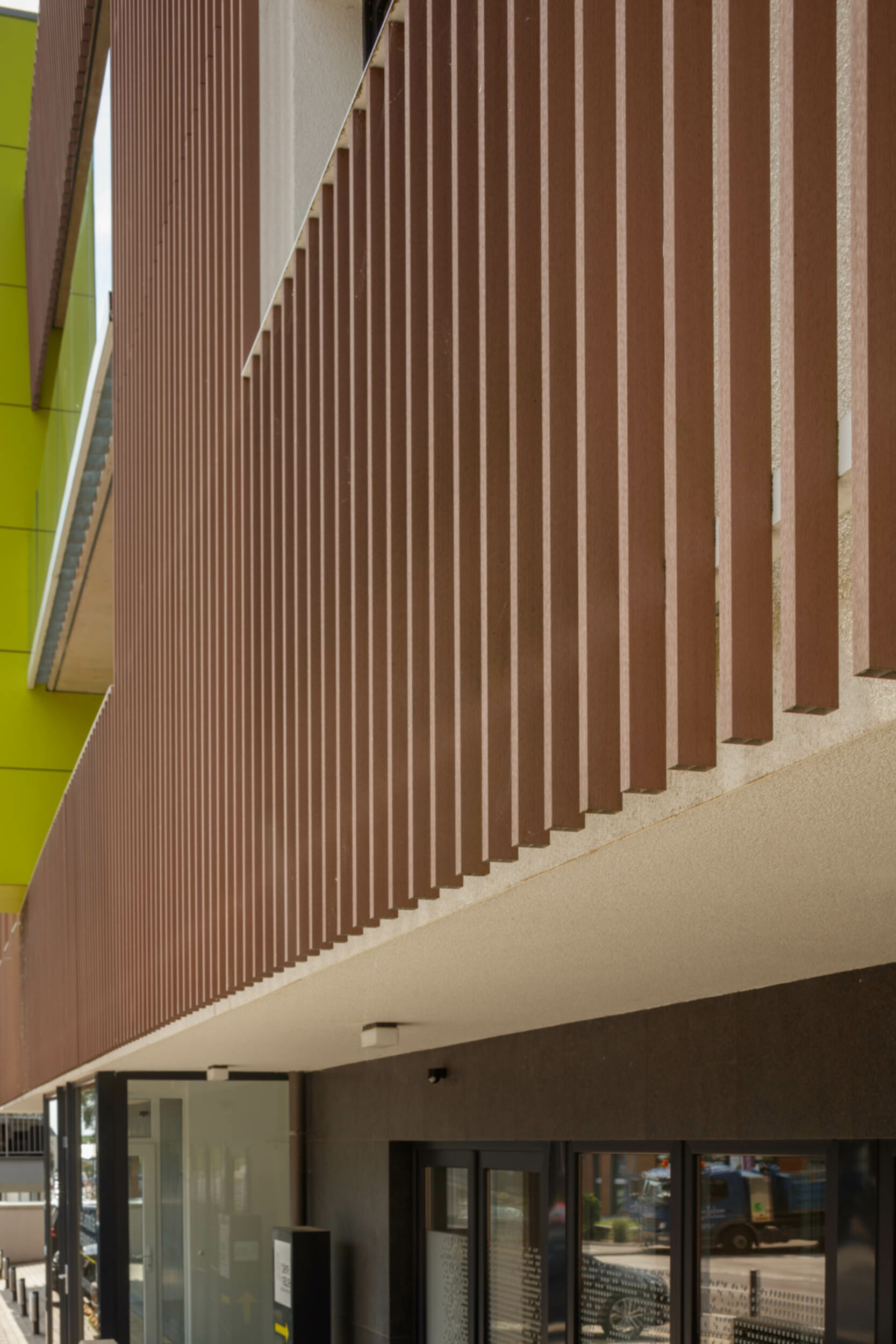 Wohngebäude_Offene Fassadenverkleidung - verti._Wohnhaus