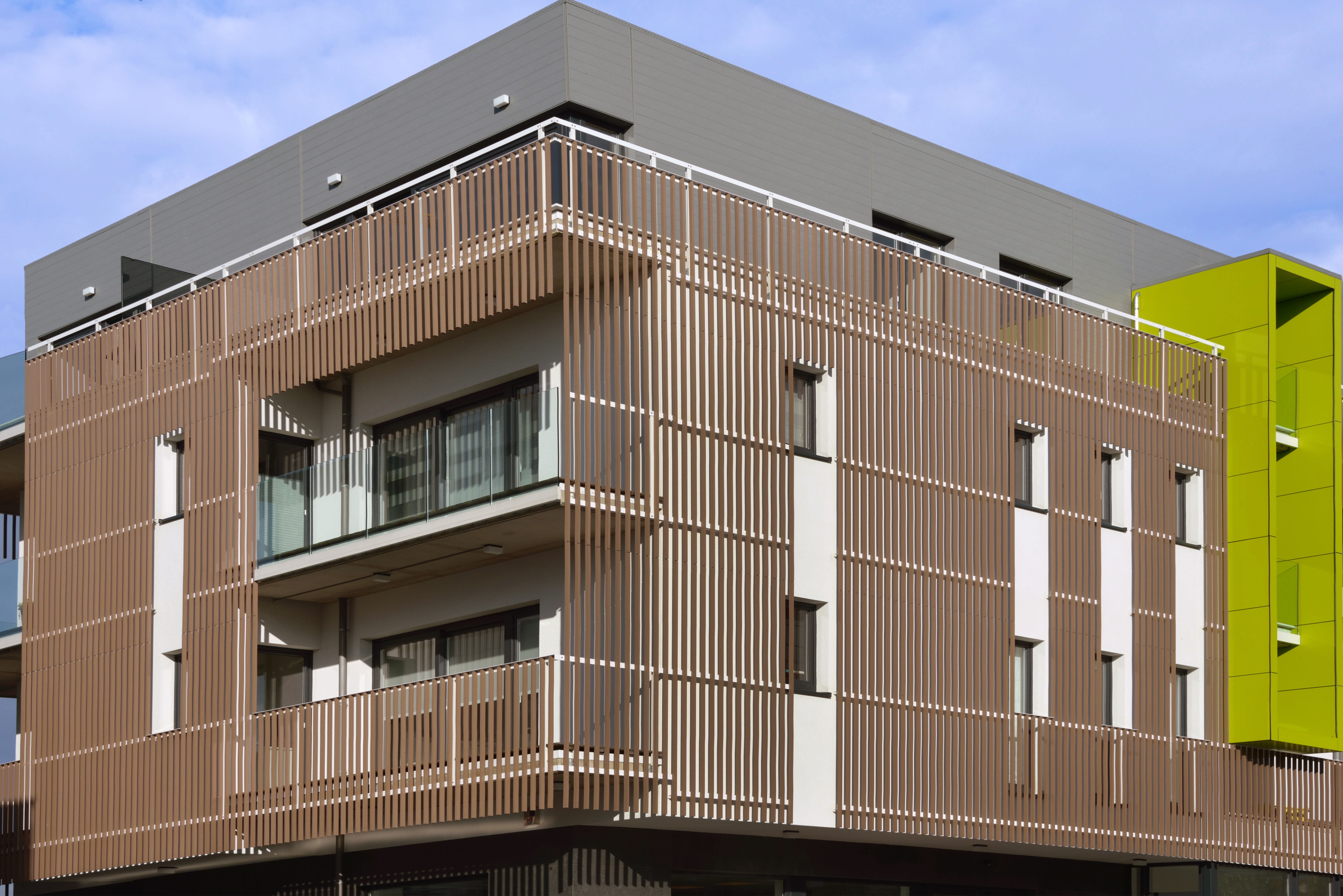 Wohngebäude_Offene Fassadenverkleidung - verti._Wohnhaus