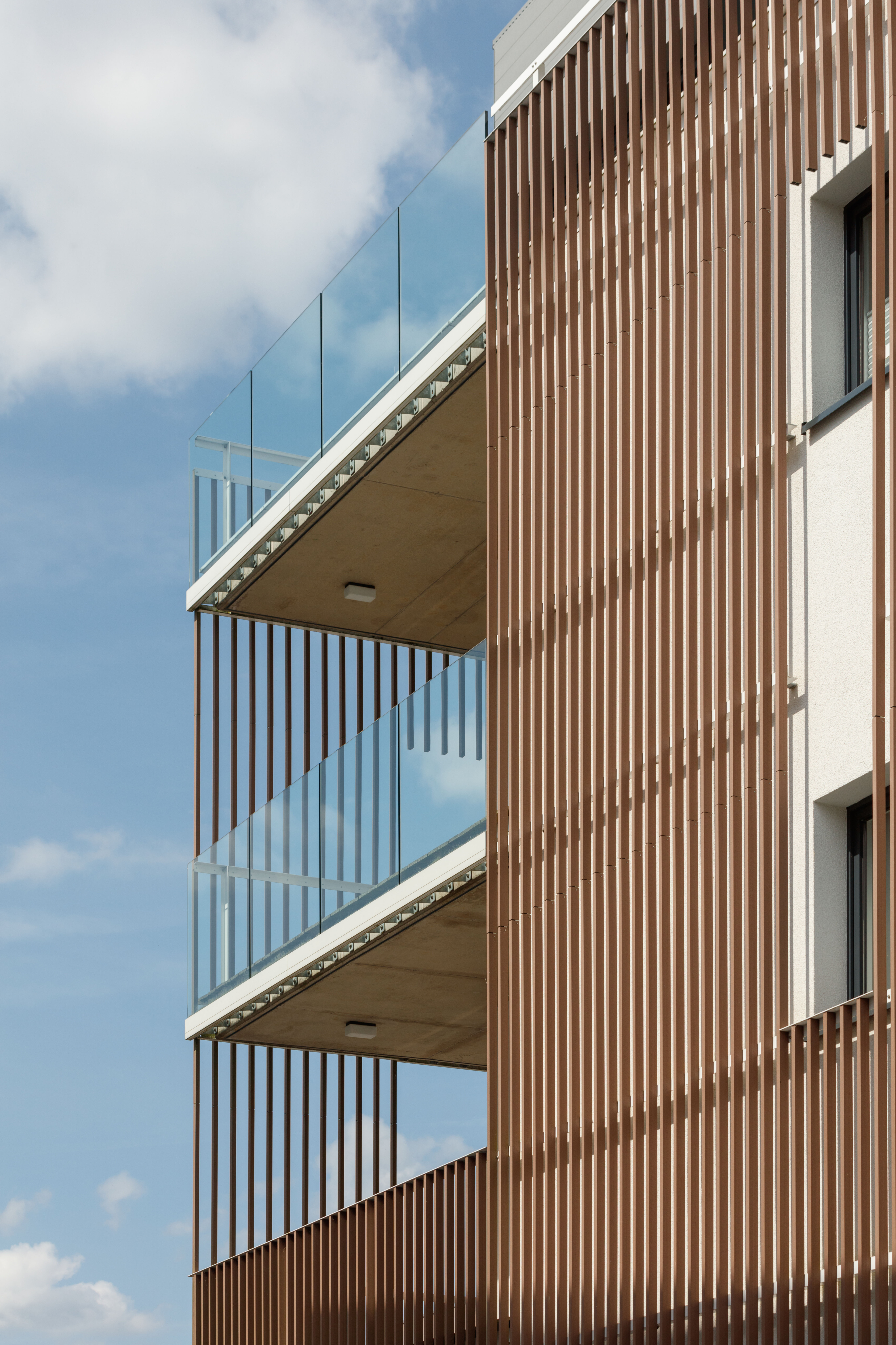 Wohngebäude_Offene Fassadenverkleidung - verti._Wohnhaus