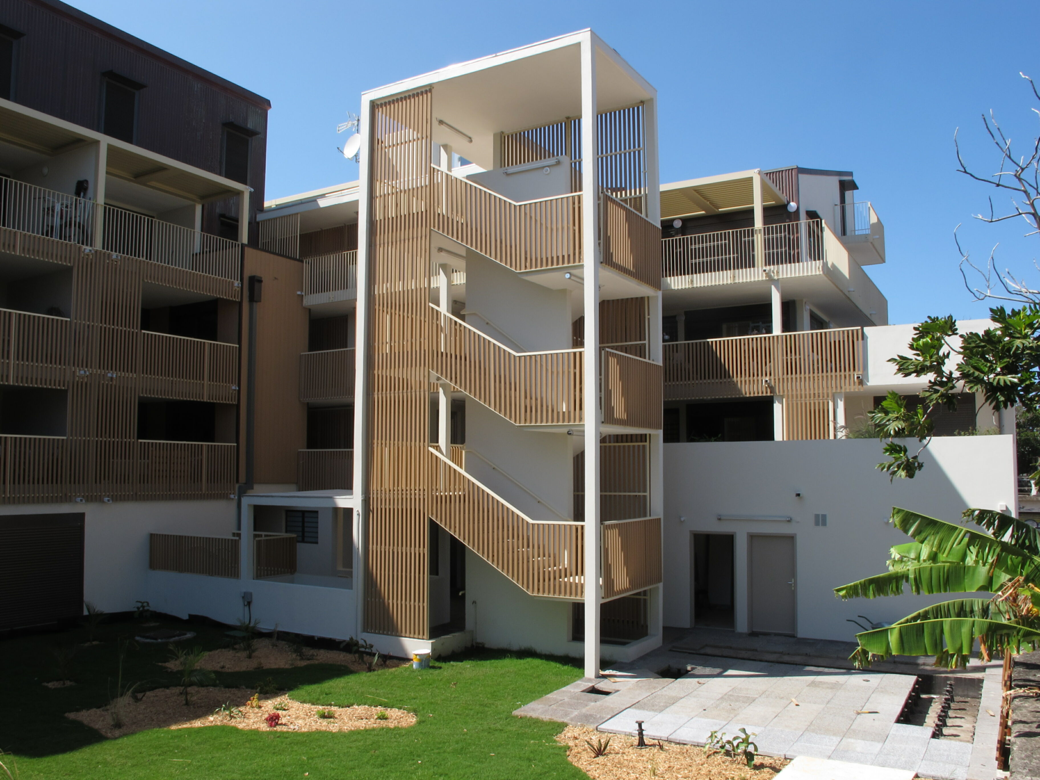 Wohngebäude_Geländer_Wohnhaus