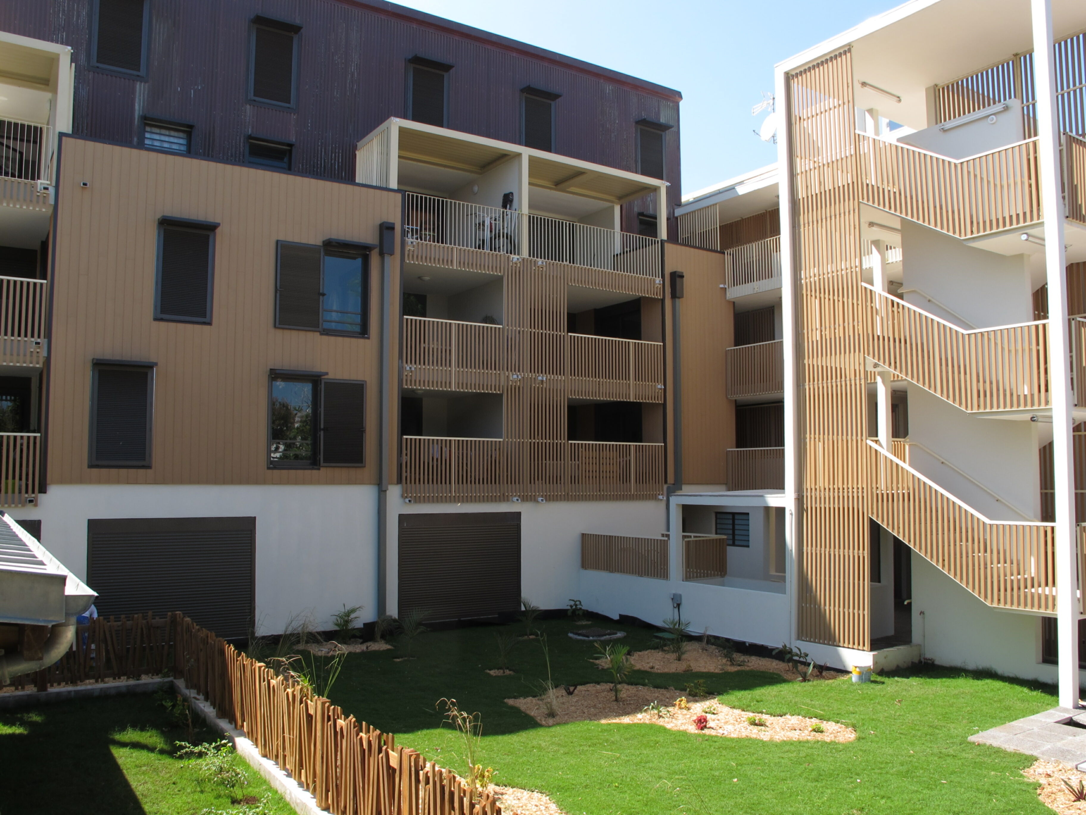 Wohngebäude_Geländer_Wohnhaus