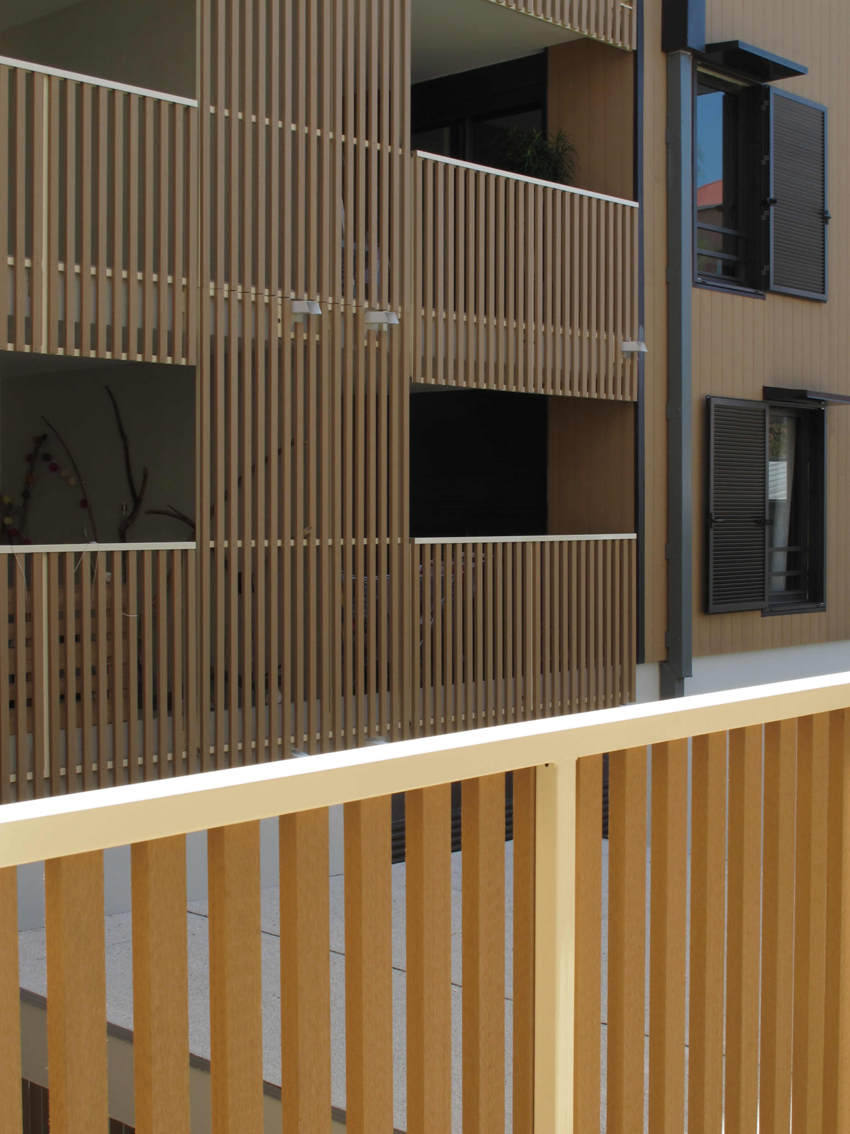 Wohngebäude_Geländer_Wohnhaus