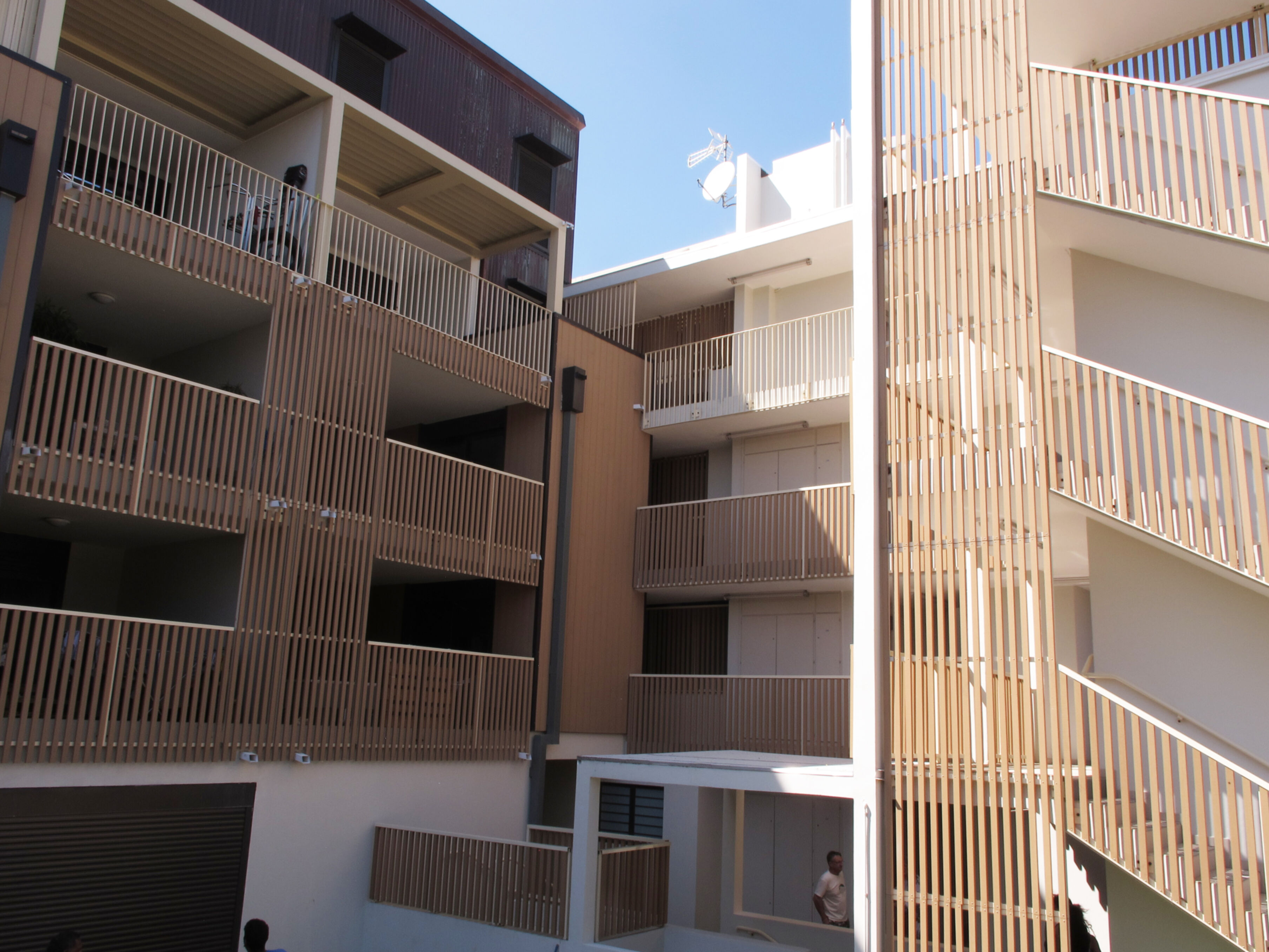 Wohngebäude_Geländer_Wohnhaus