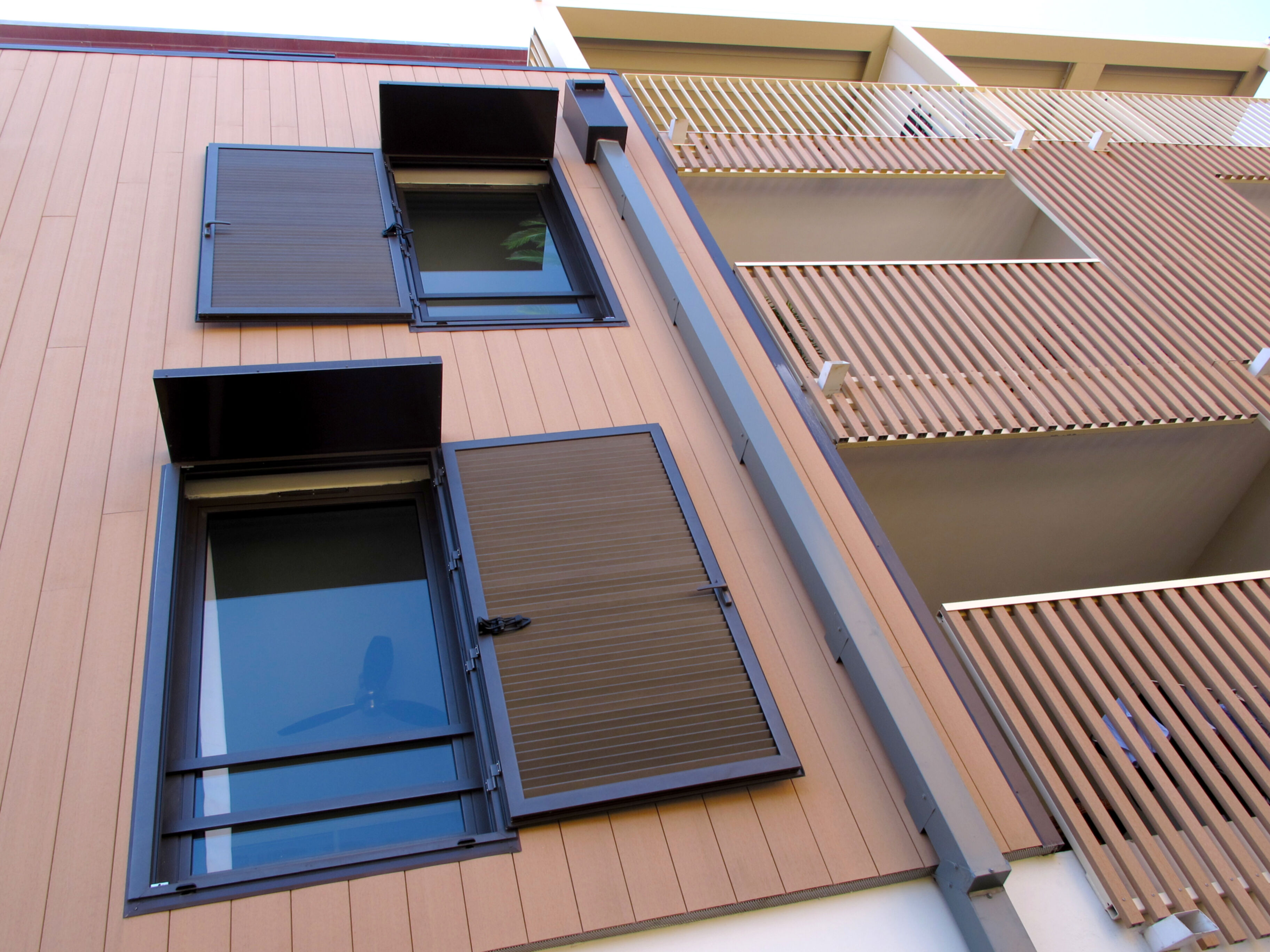 Wohngebäude_Geländer_Wohnhaus