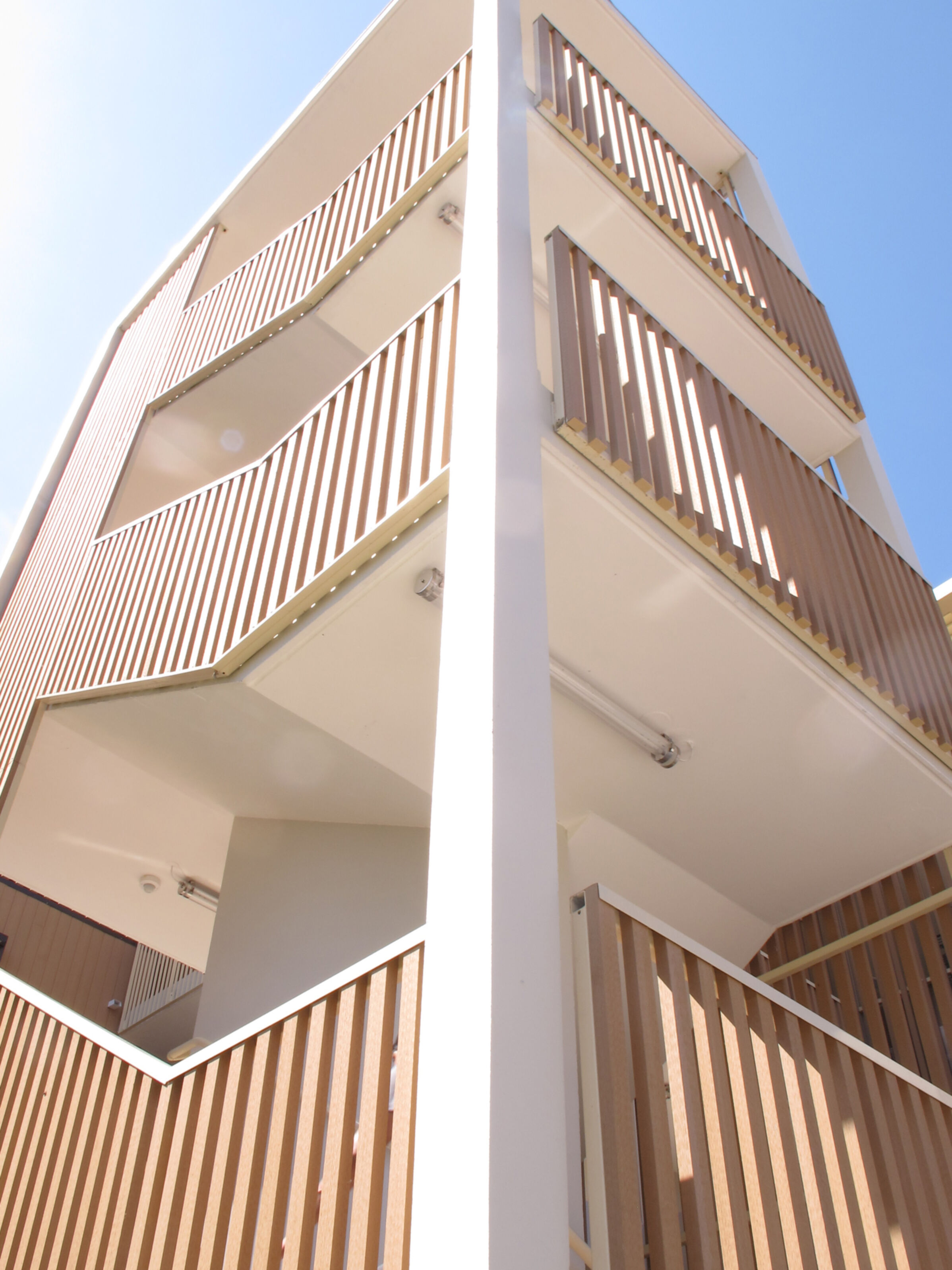 Wohngebäude_Geländer_Wohnhaus