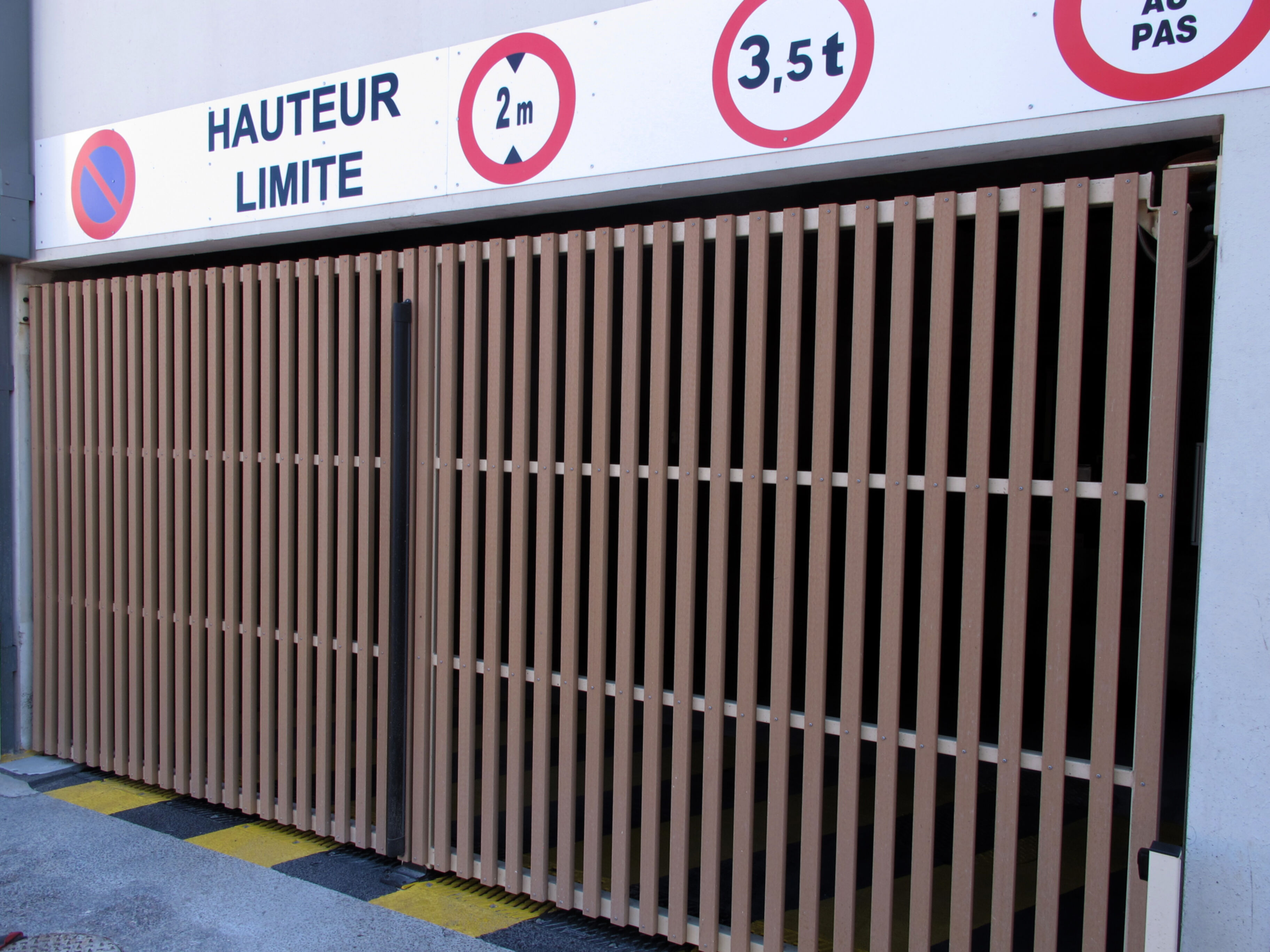 Wohngebäude_Geländer_Wohnhaus