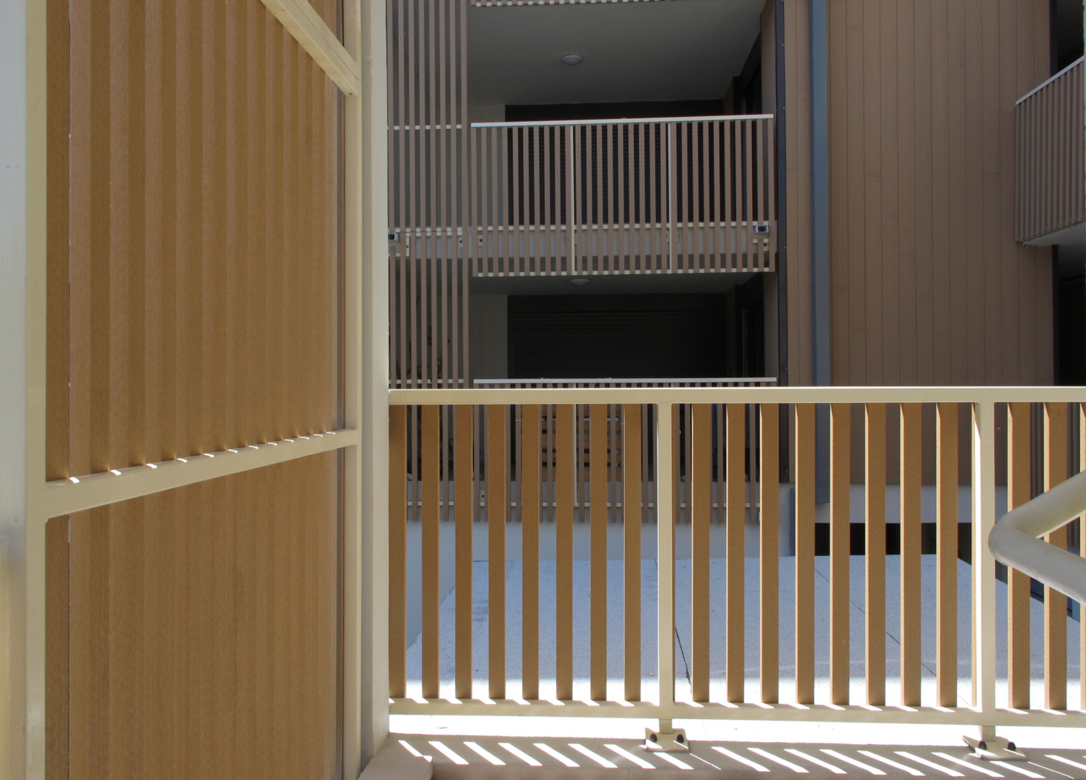 Wohngebäude_Geländer_Wohnhaus