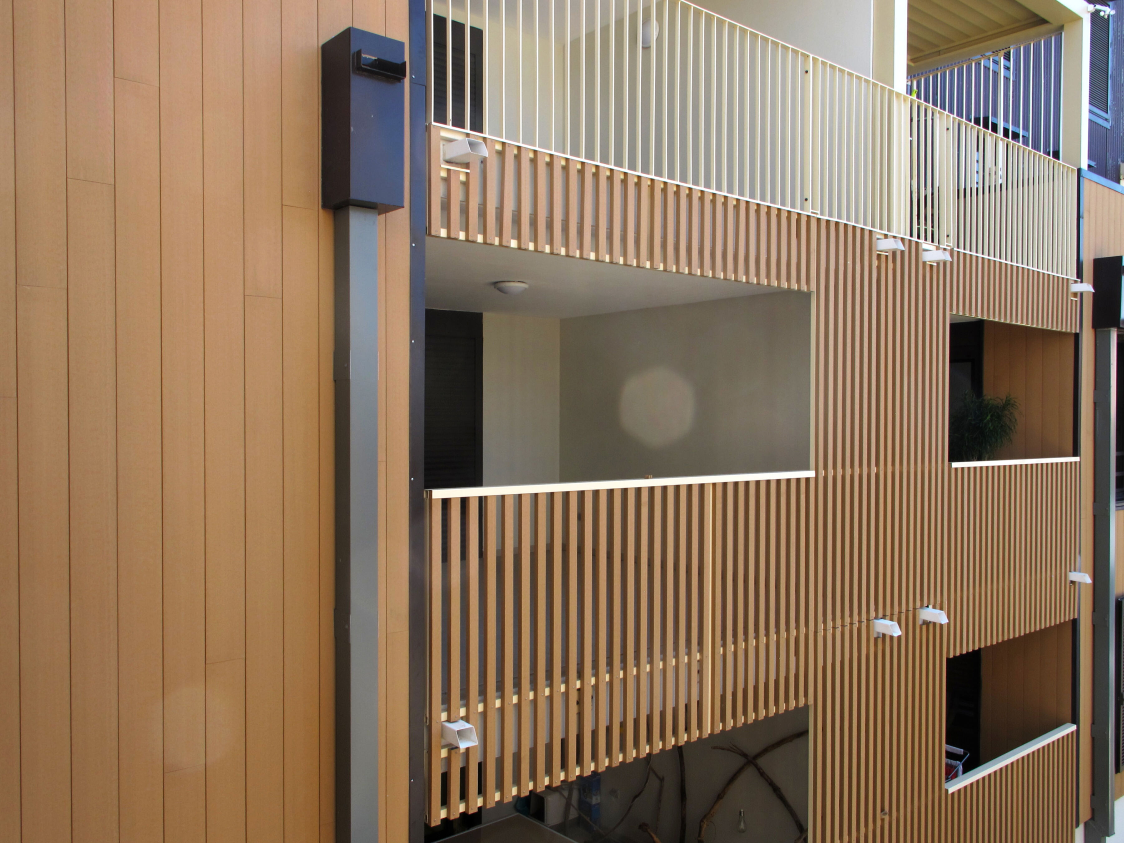 Wohngebäude_Geländer_Wohnhaus