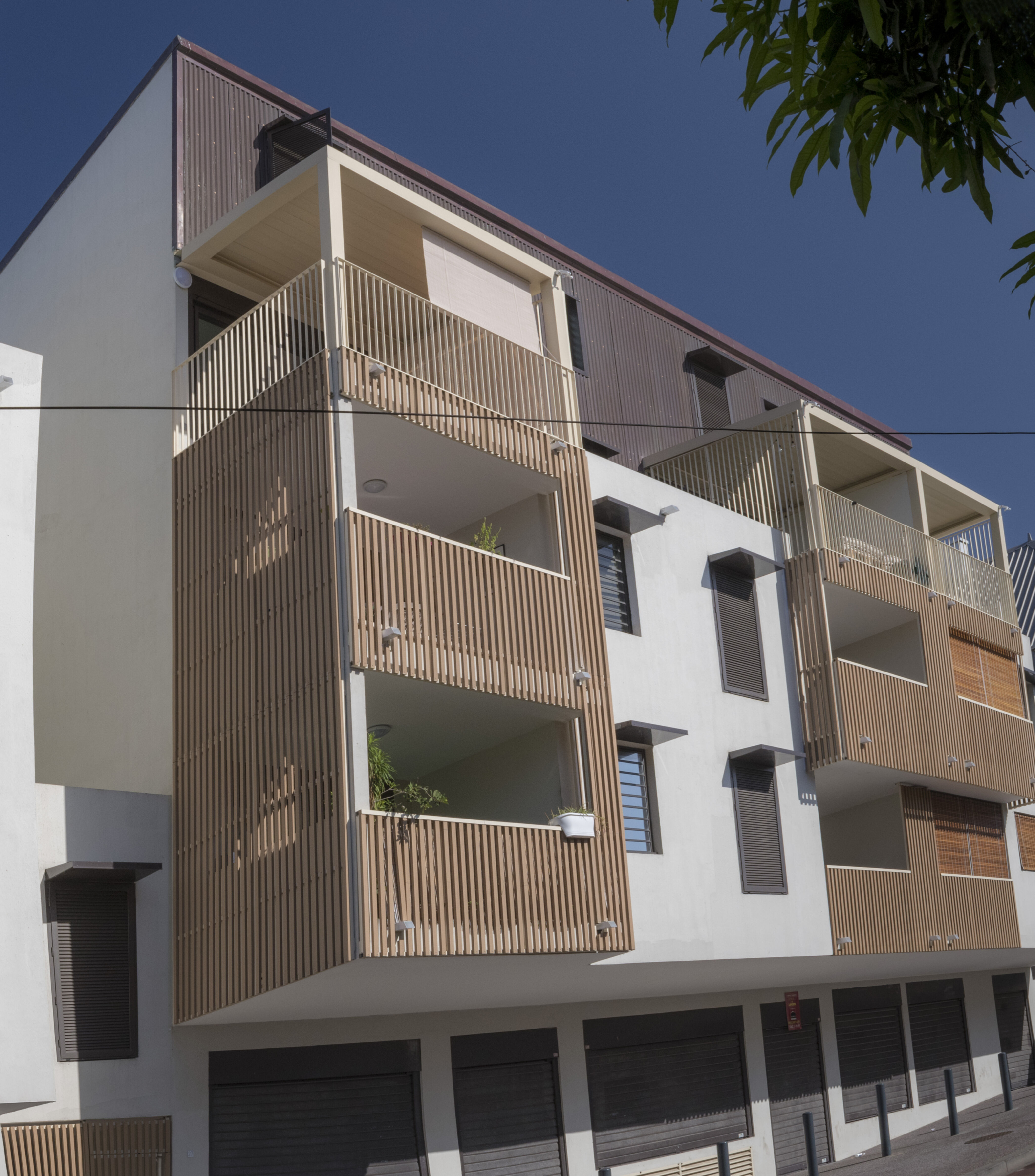 Wohngebäude_Geländer_Wohnhaus