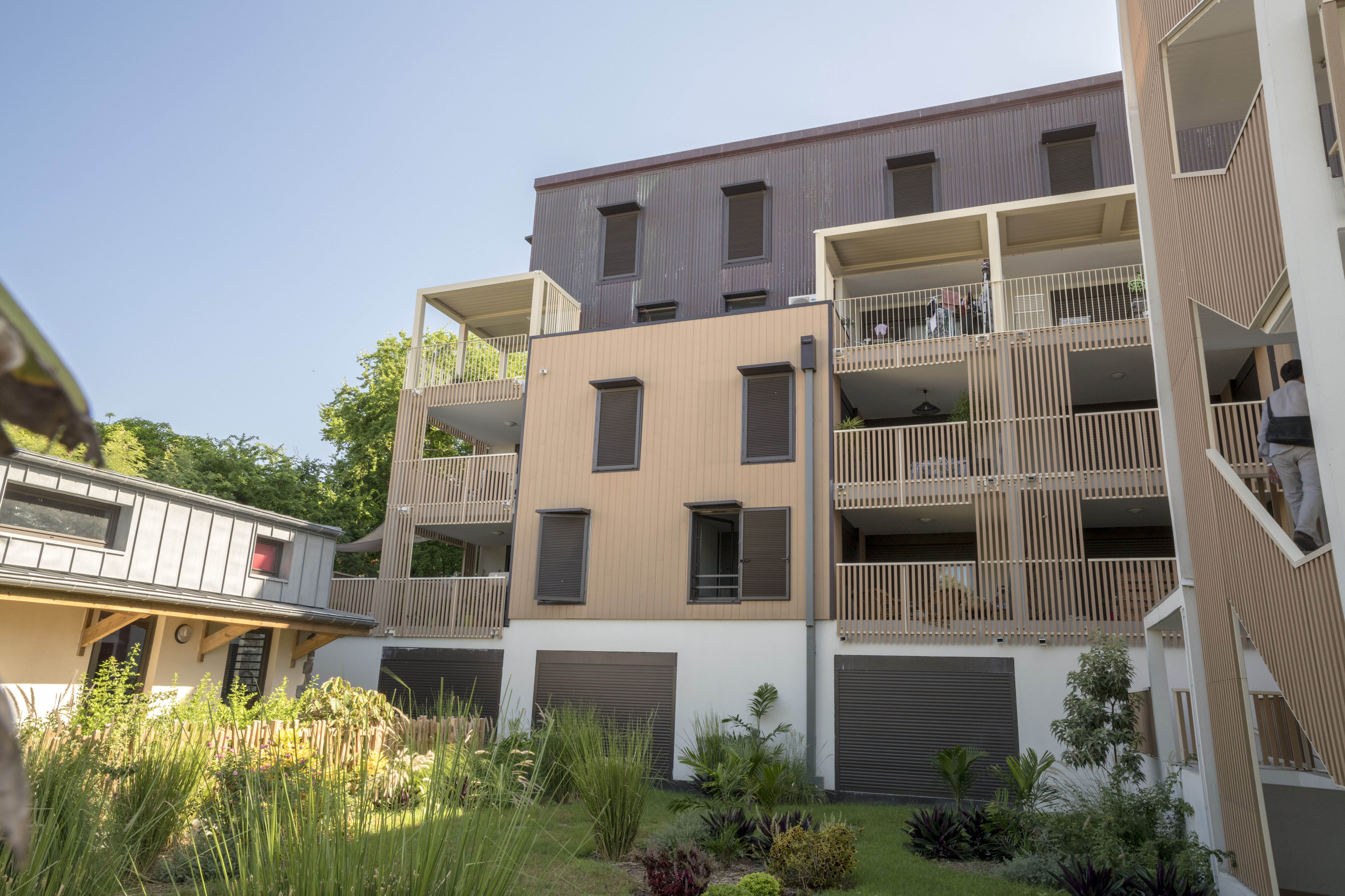 Wohngebäude_Geländer_Wohnhaus