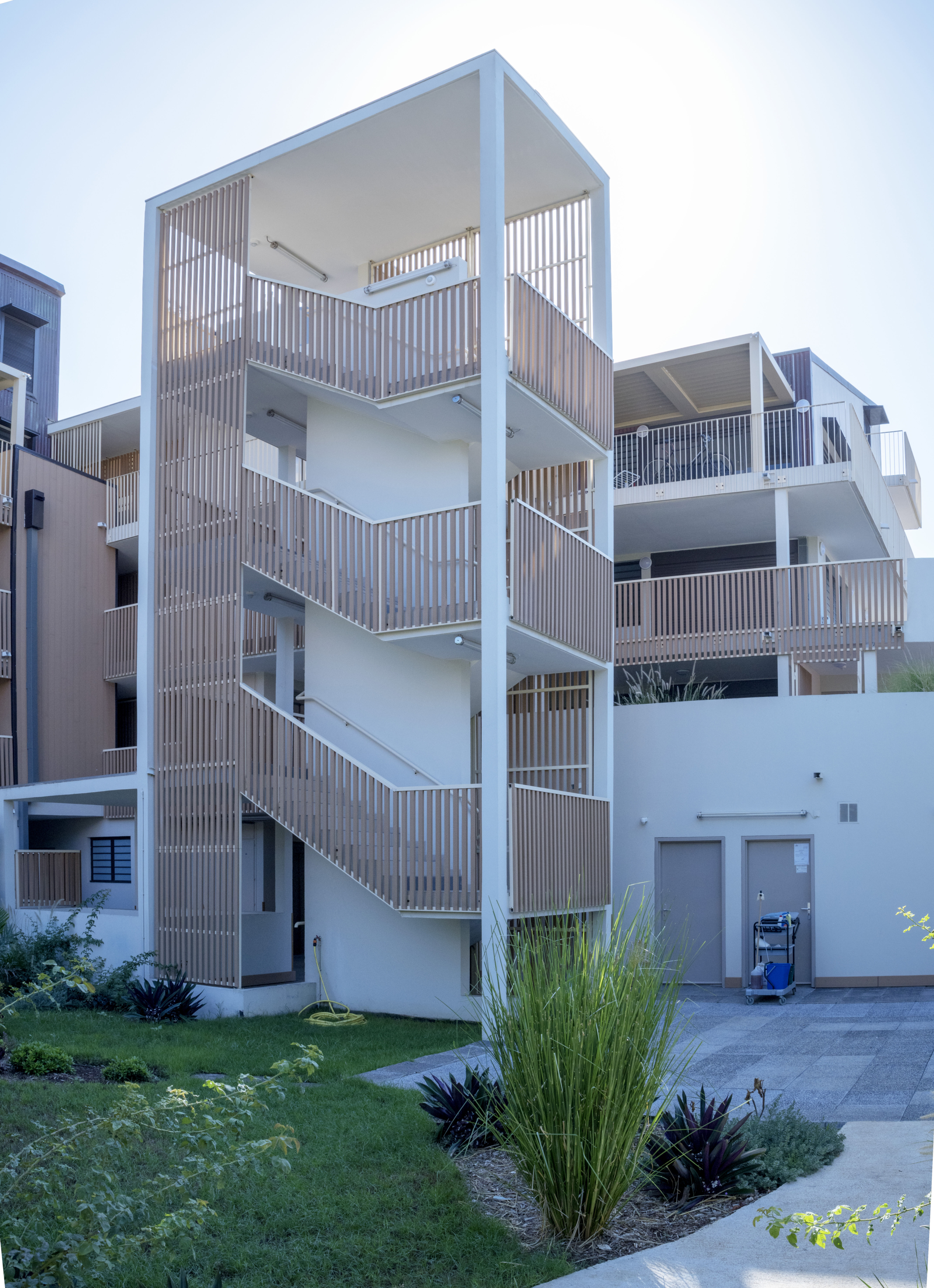 Wohngebäude_Geländer_Wohnhaus