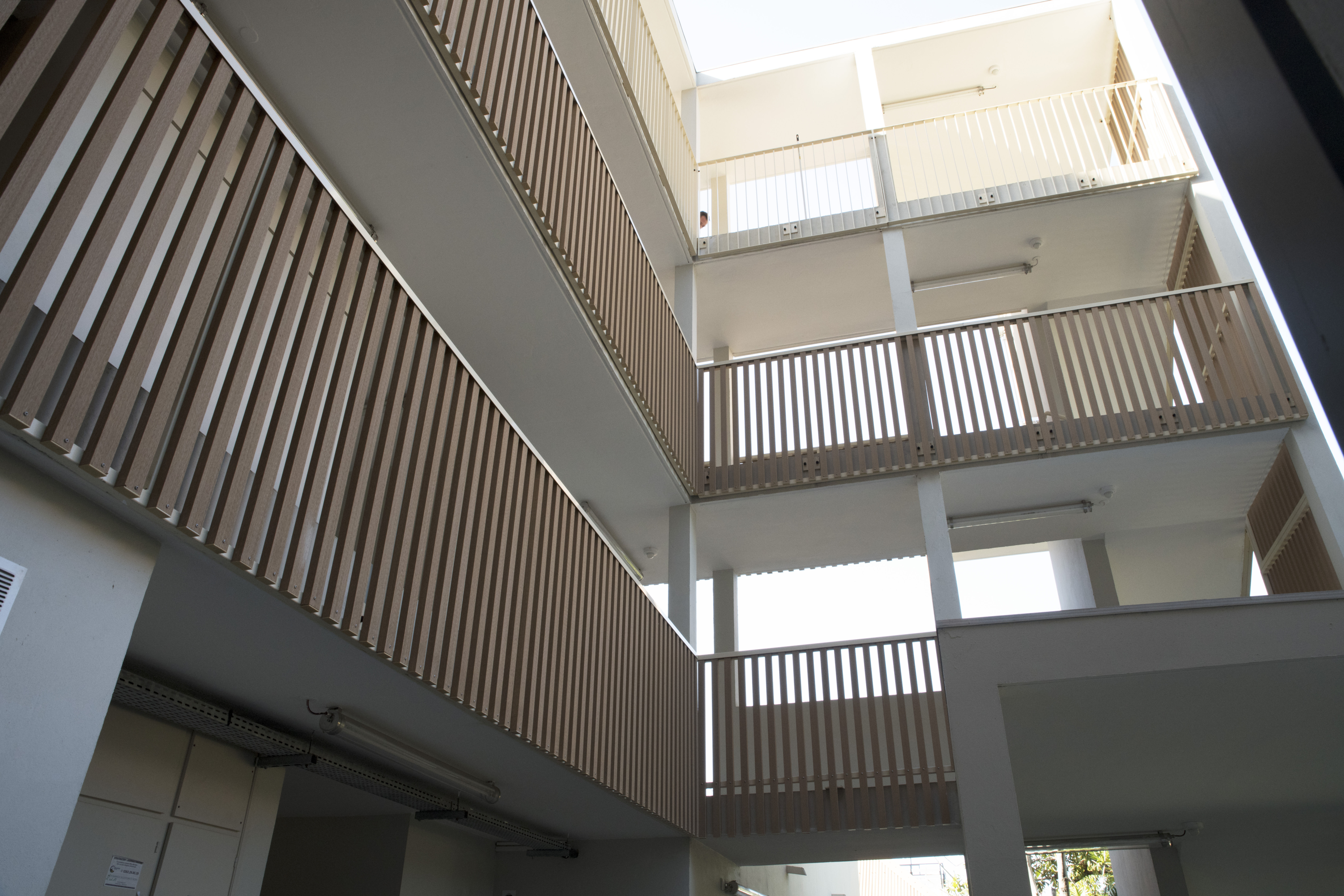 Wohngebäude_Geländer_Wohnhaus